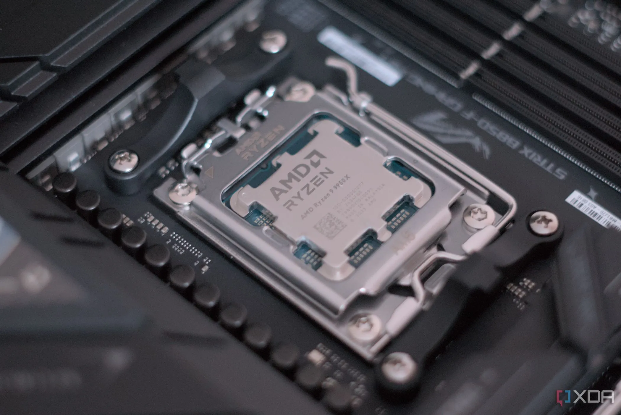 Hình ảnh minh họa bộ xử lý CPU Intel trên bo mạch chủ, liên quan đến cách hiển thị tốc độ trên Windows