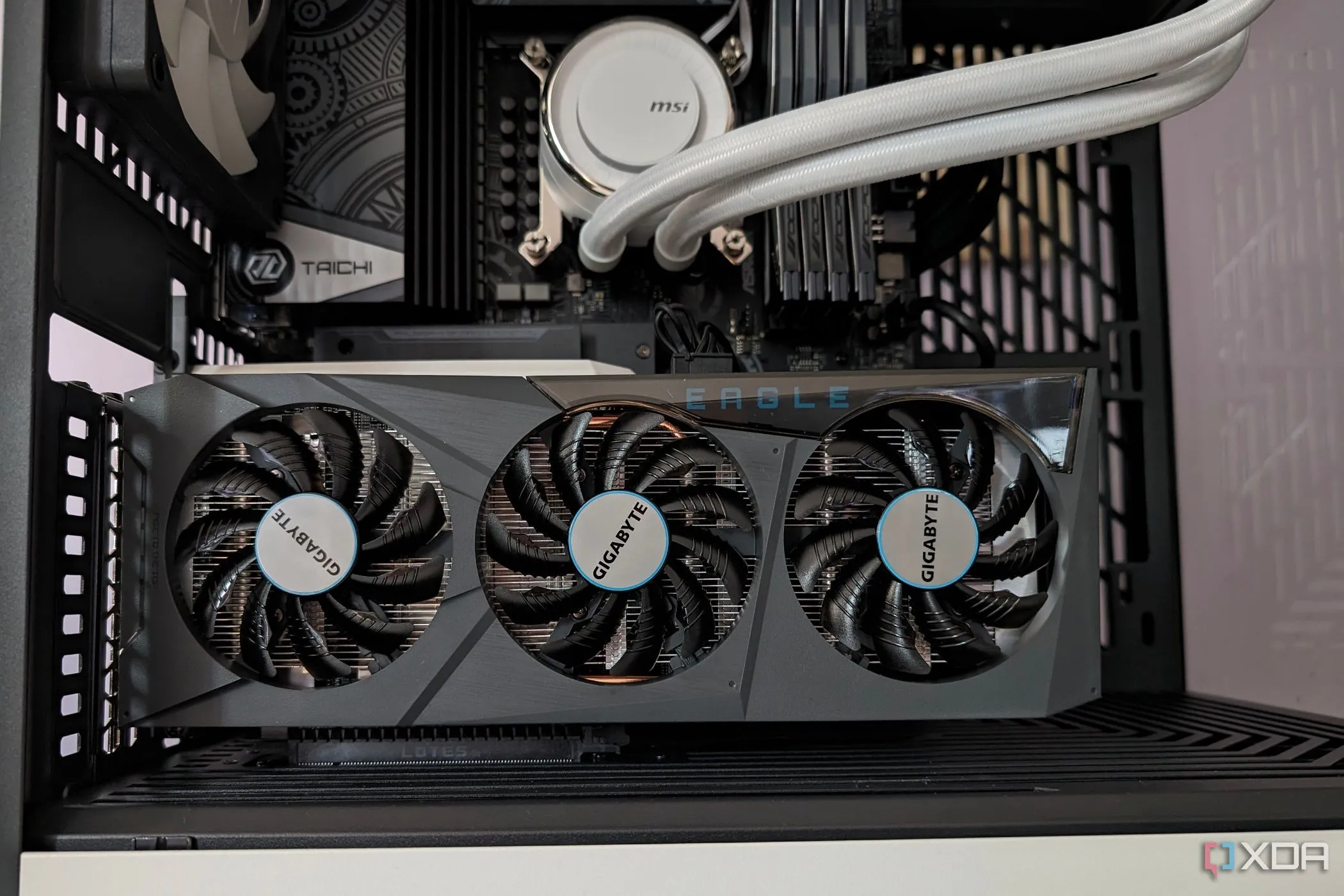 Hình ảnh minh họa một card đồ họa Gigabyte RX 6600