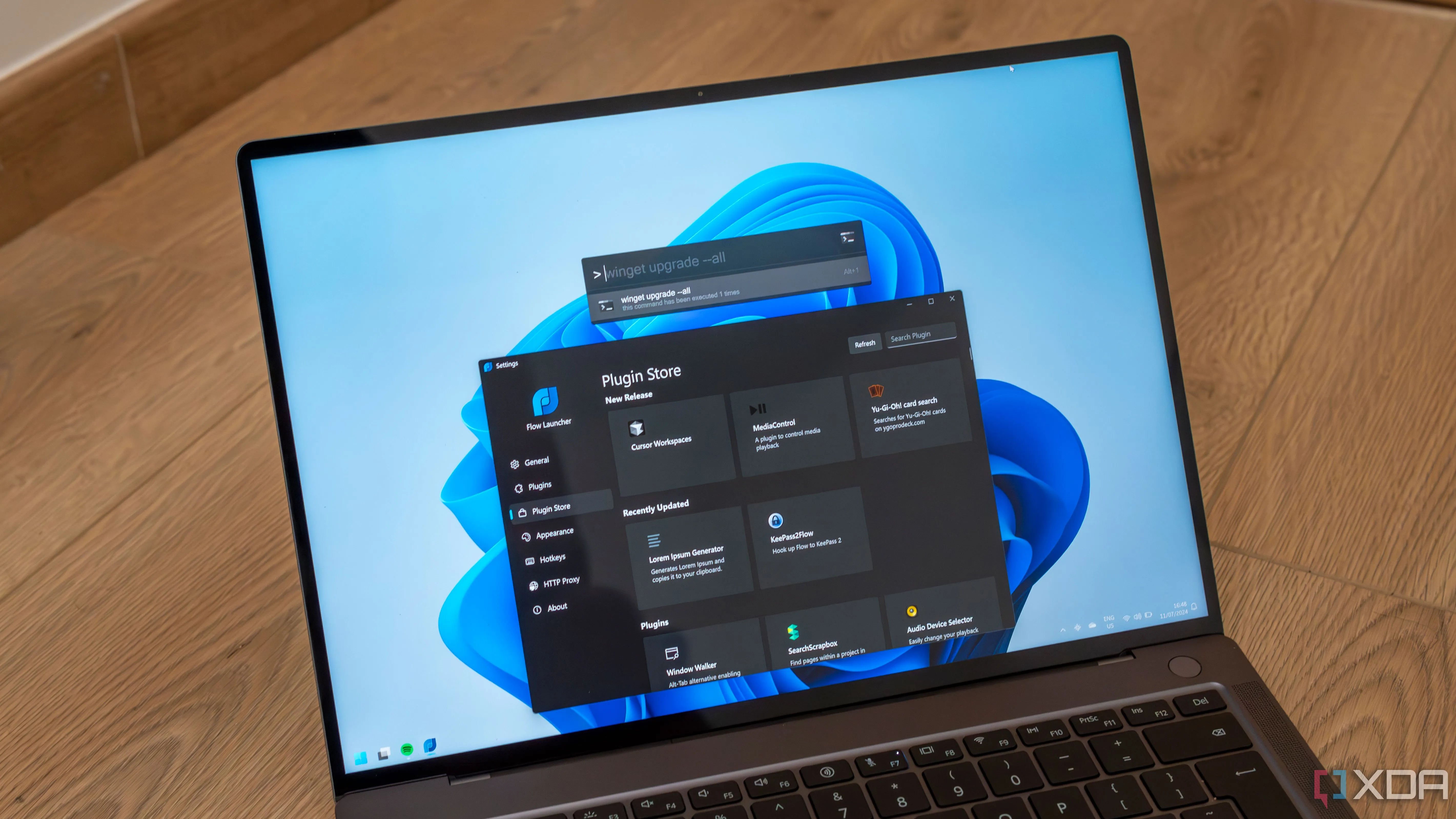Hình ảnh minh họa một laptop Windows 11 đang chạy Flow Launcher, biểu tượng cho việc tối ưu năng suất.