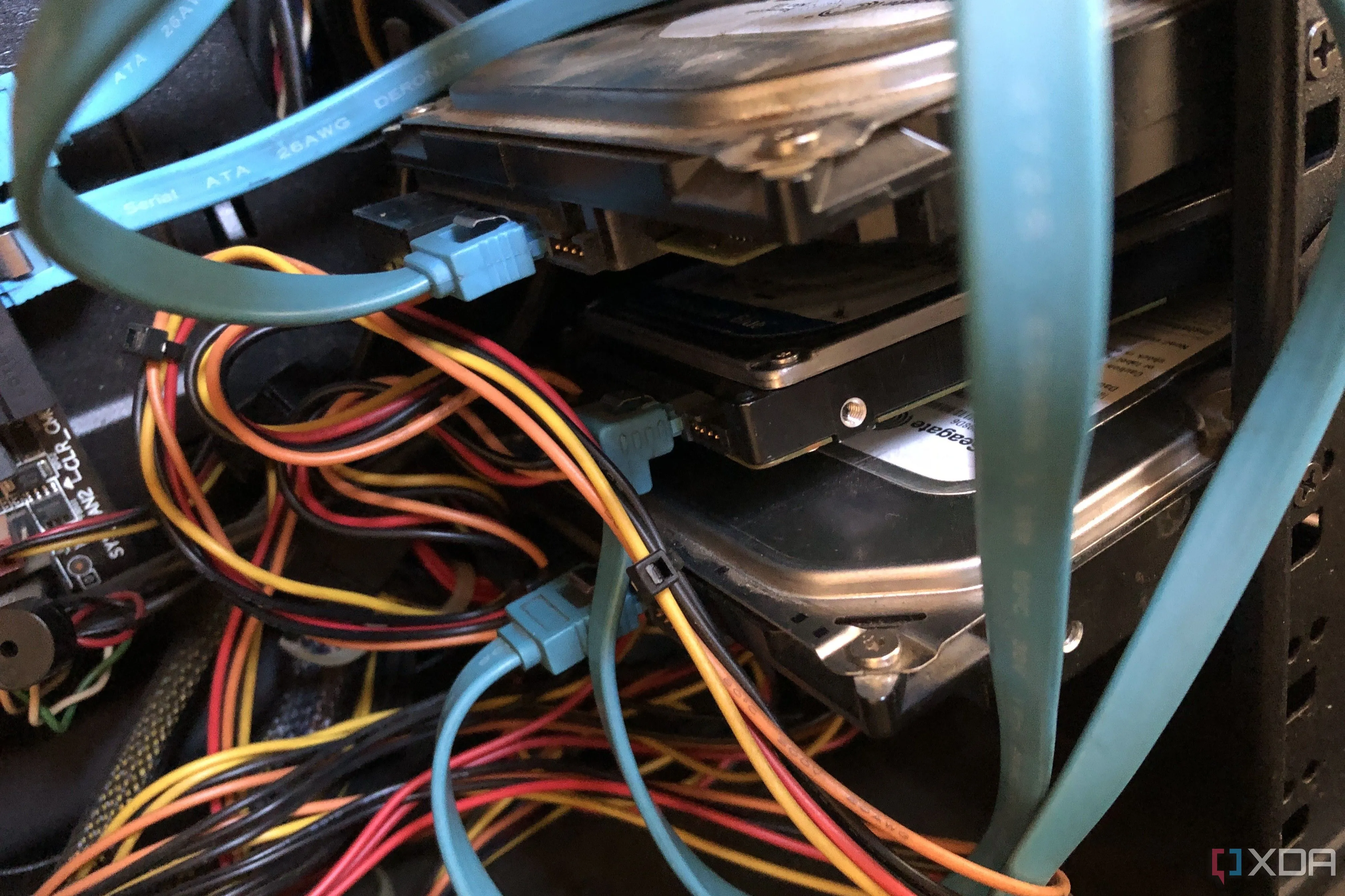 Hình ảnh minh họa việc gắn ổ cứng HDD vào khay trong thùng máy tính bàn, nhấn mạnh tầm quan trọng của việc lắp đặt đúng cách để tránh rung động