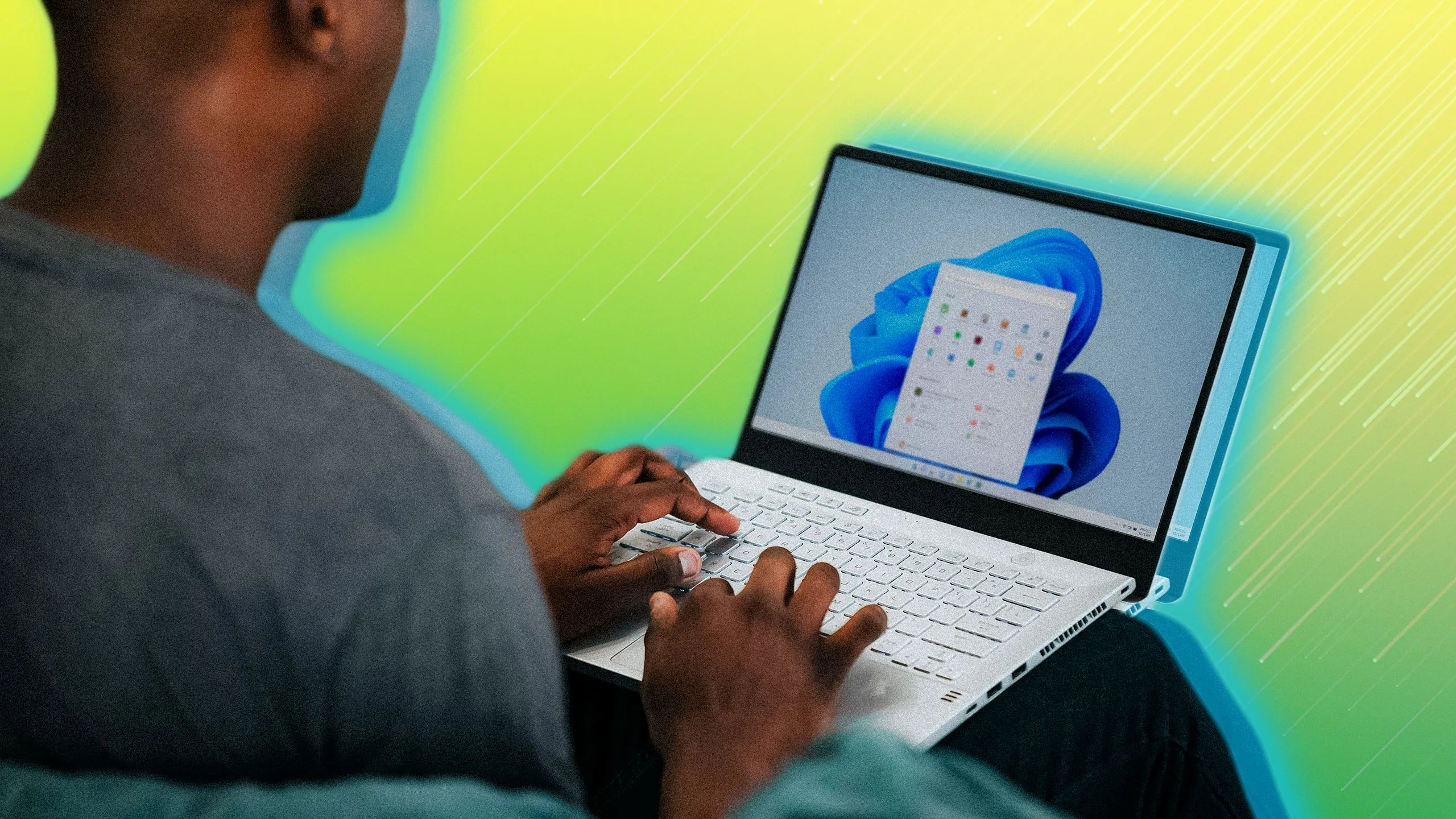 Hình ảnh một người đang sử dụng laptop chạy Windows, minh họa cho các công cụ và tính năng hữu ích.