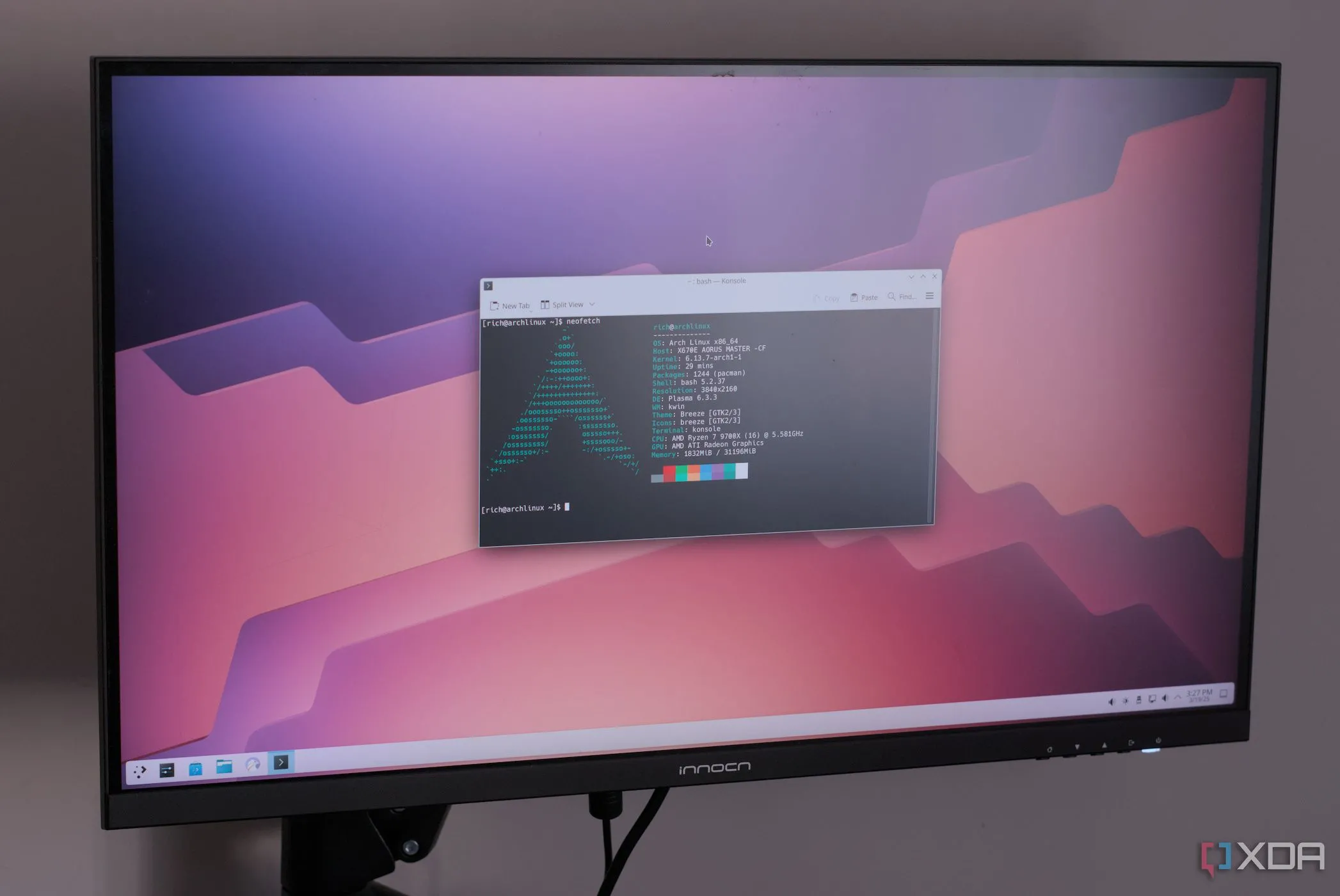 Hình ảnh terminal Konsole hiển thị thông tin cấu hình hệ thống với Neofetch trên Arch Linux