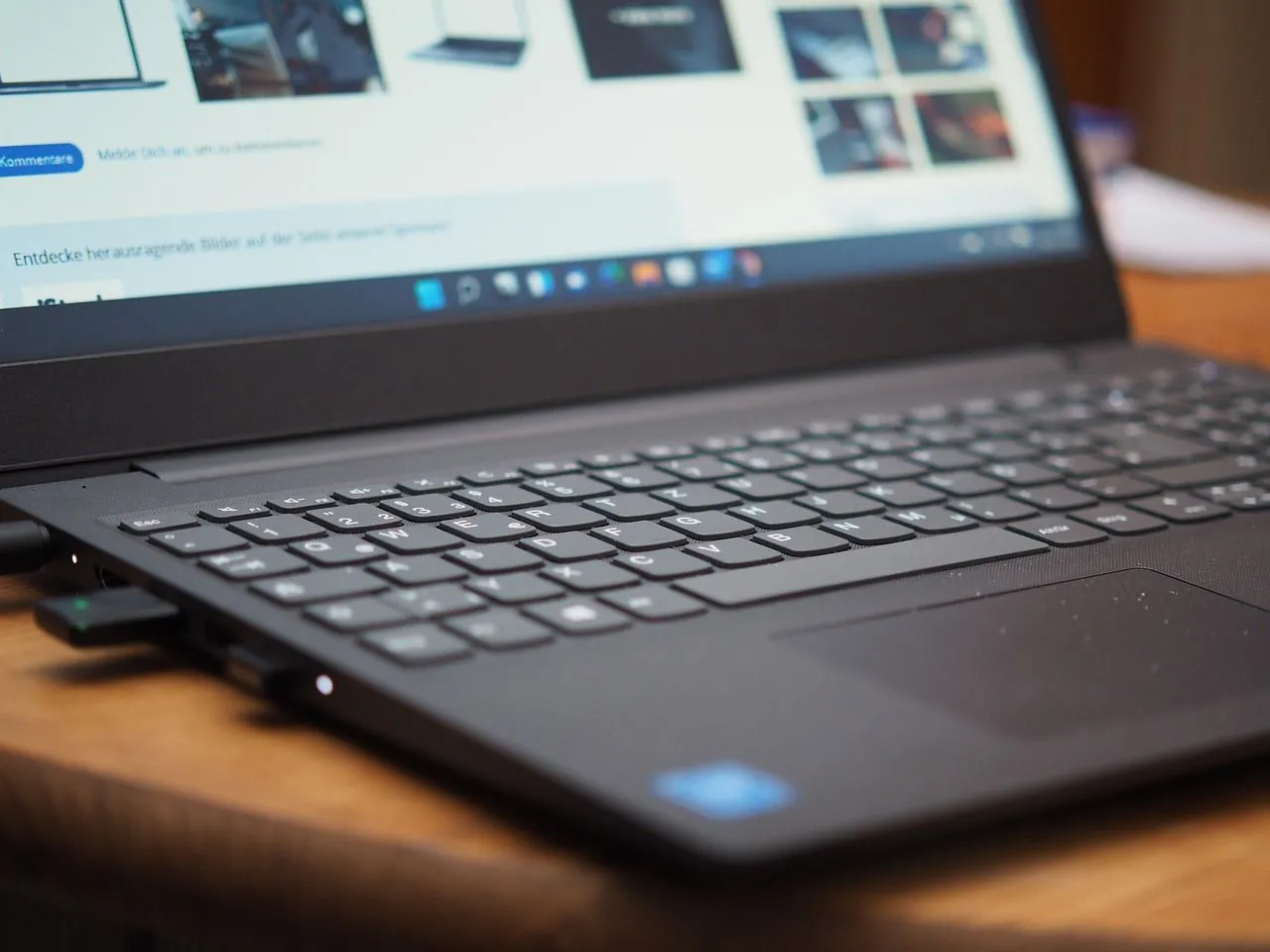Laptop chạy Windows 10 hiển thị giao diện hệ điều hành