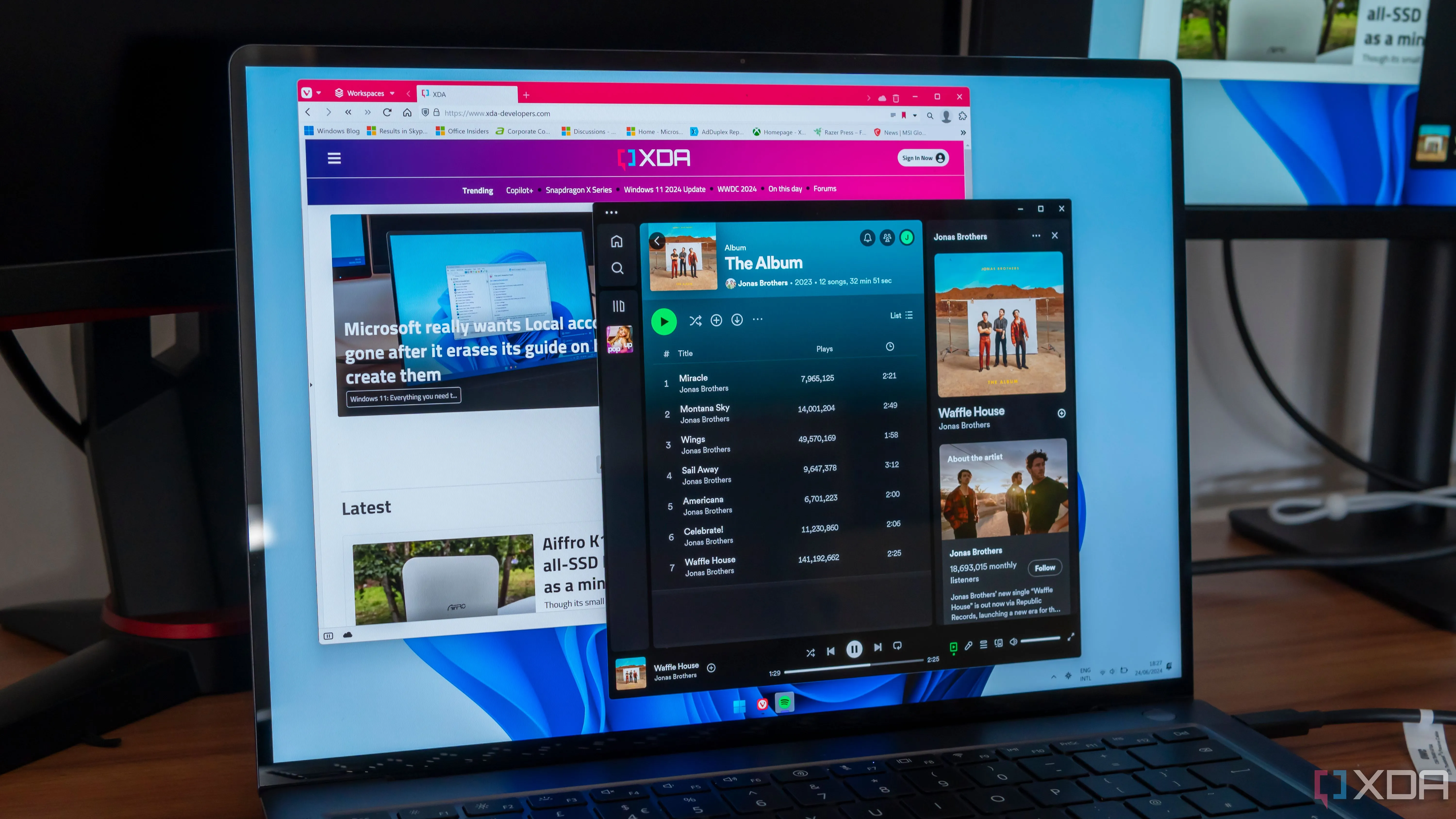 Laptop chạy Windows 11 hiển thị các ứng dụng phổ biến như Spotify và Vivaldi