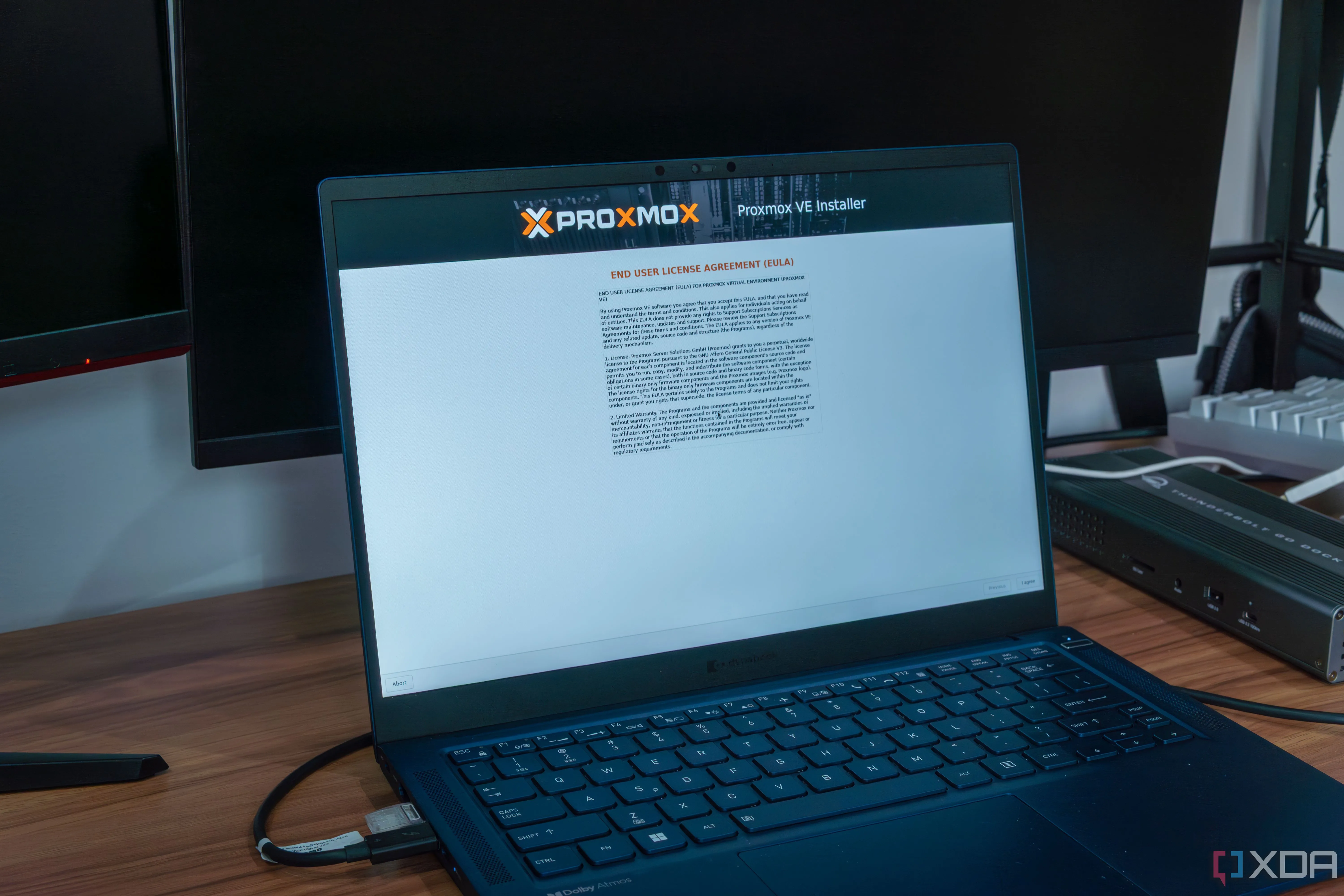 Laptop đang chạy quá trình cài đặt Proxmox