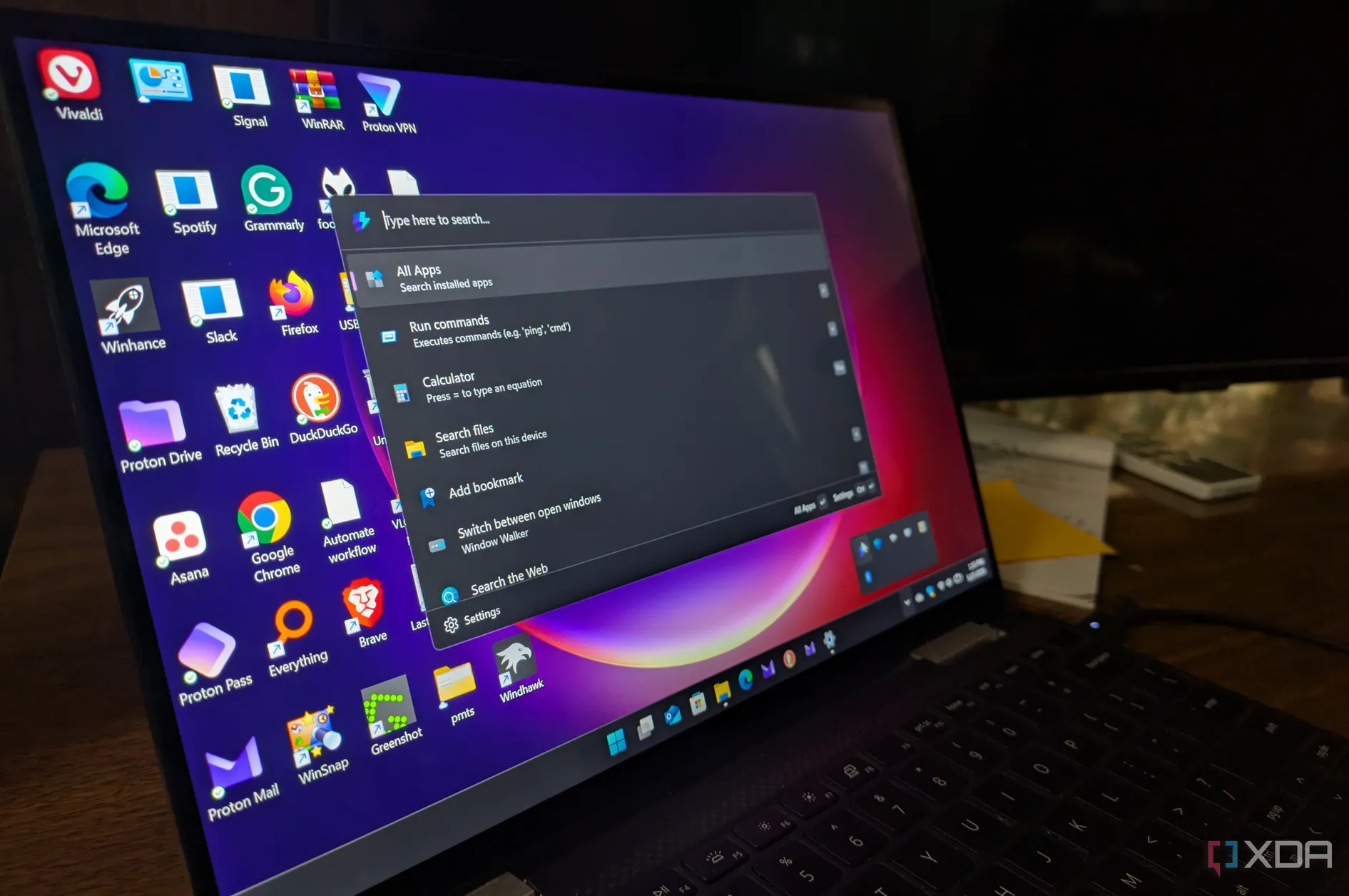 Laptop hiển thị giao diện PowerToys Command Palette trên Windows 11, hỗ trợ thao tác nhanh