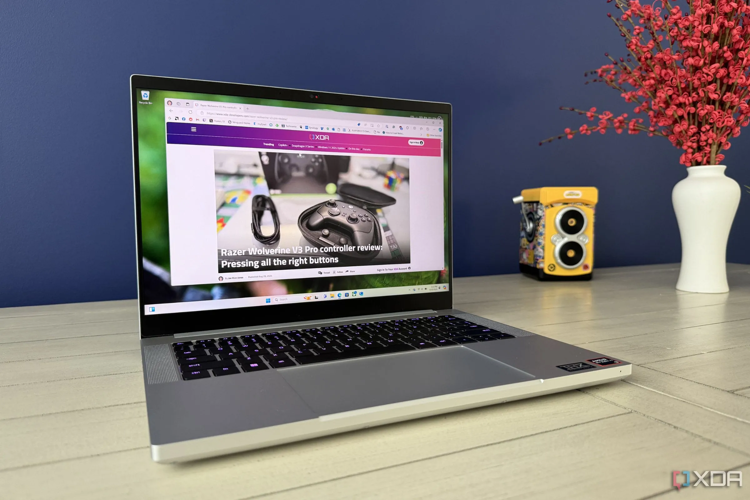 Laptop Razer Blade 14 (2024) trên bàn