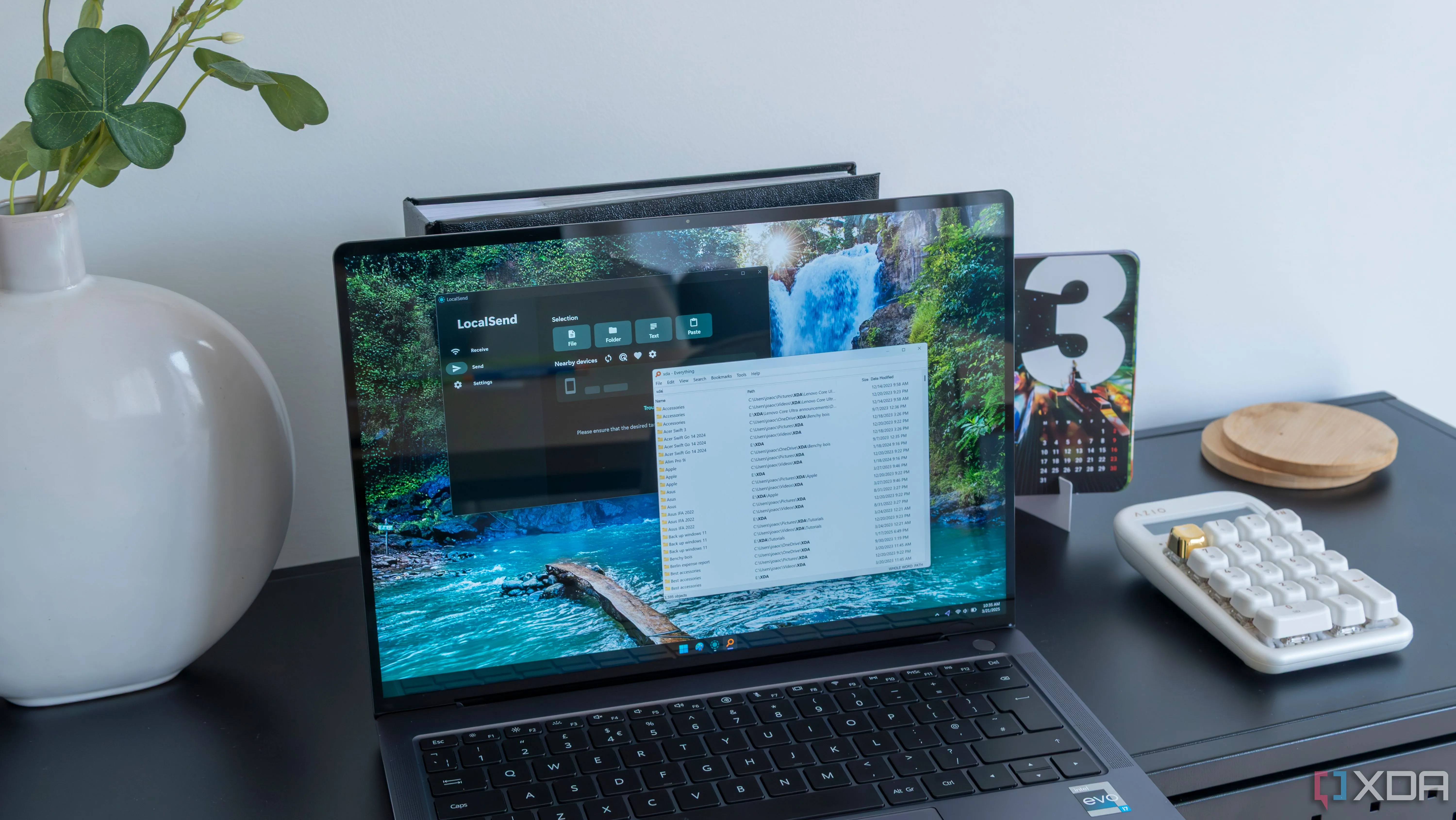 Laptop Windows 11 chạy ứng dụng LocalSend và Everything, tượng trưng cho các tính năng Windows cần được cải thiện hoặc thay thế