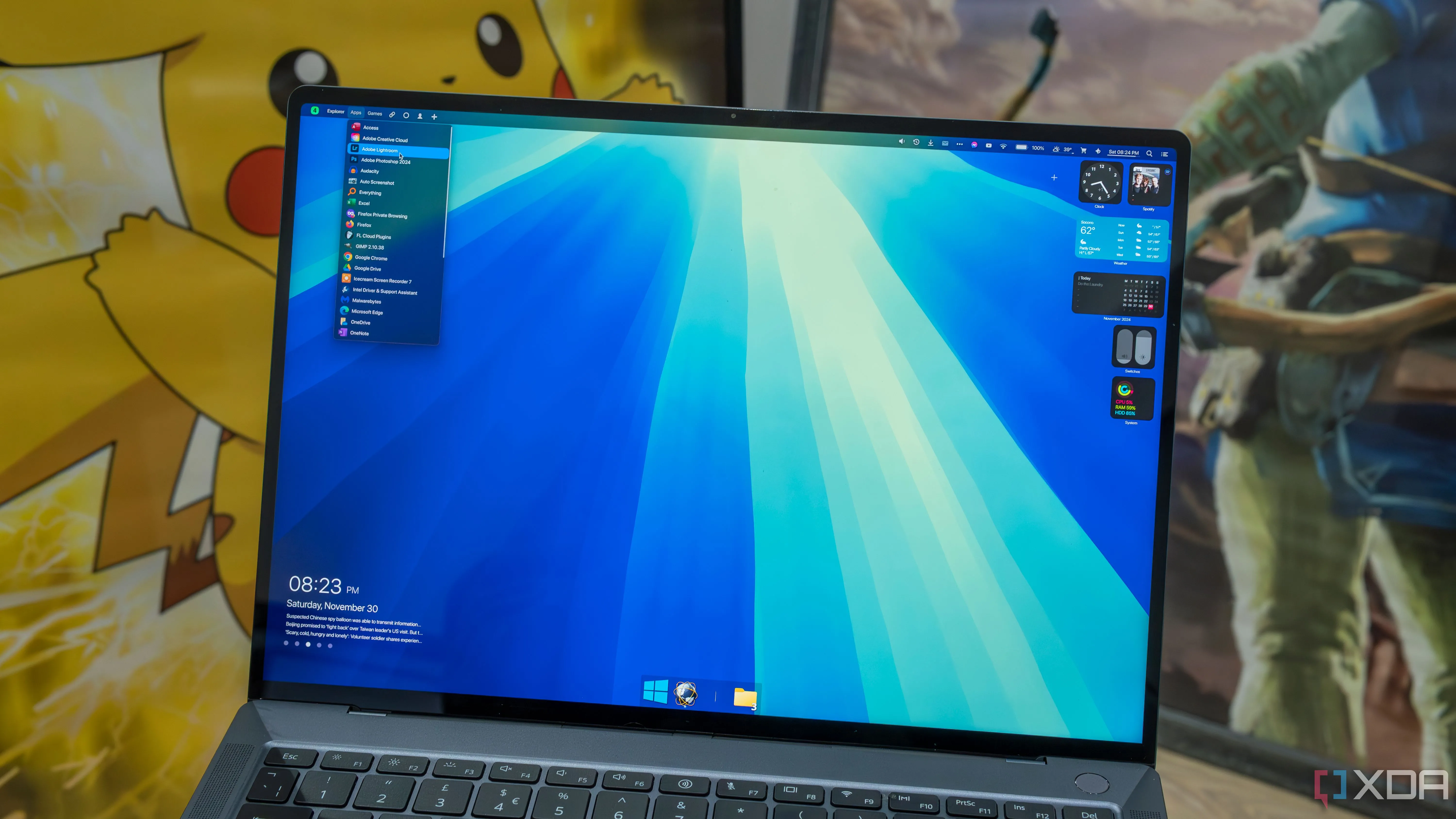 Laptop Windows 11 được tùy chỉnh giao diện giống macOS, với thanh menu đặc trưng và các biểu tượng ứng dụng.