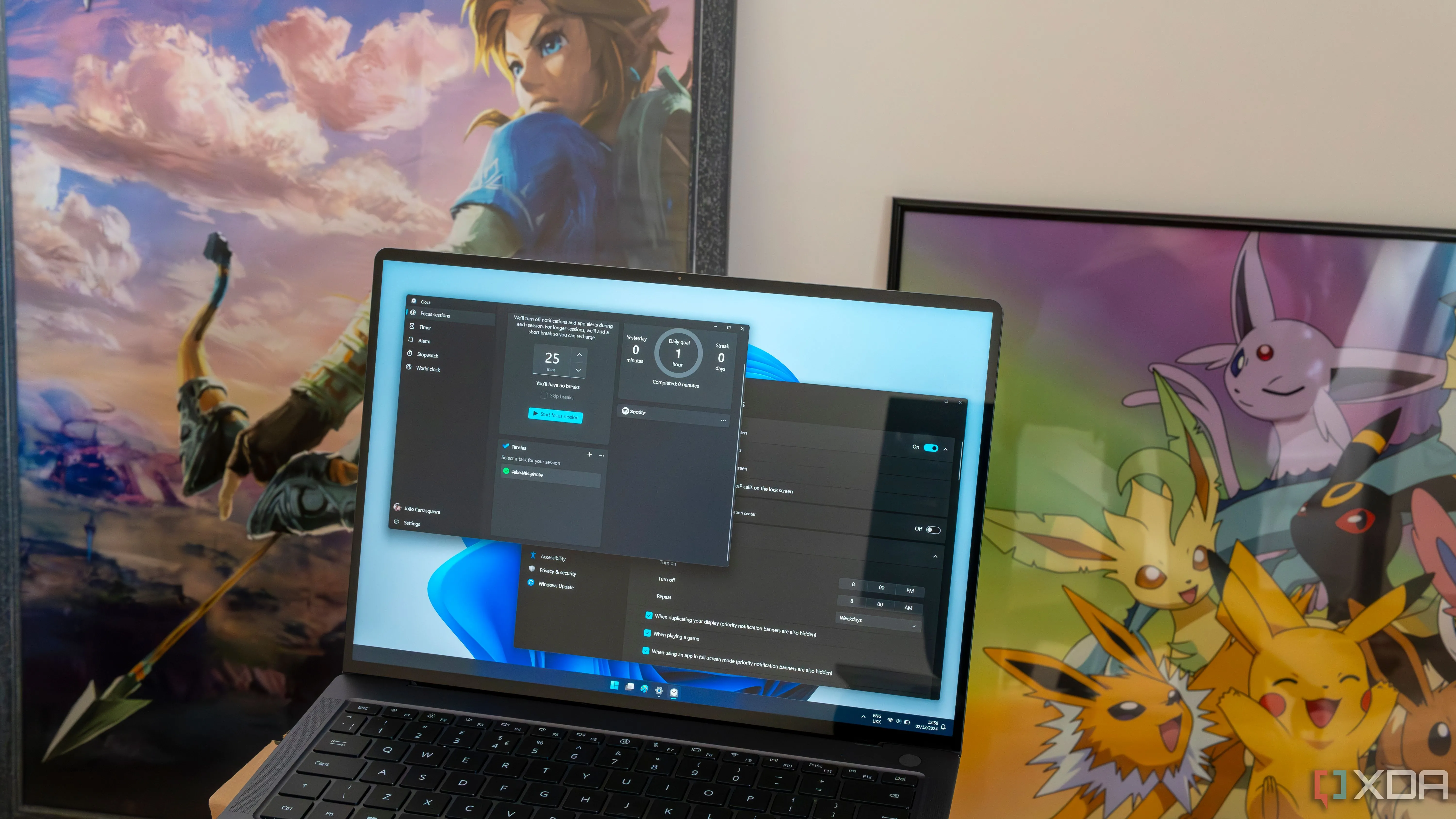 Laptop Windows 11 hiển thị cài đặt thông báo và ứng dụng Đồng hồ mở trong tab Phiên làm việc tập trung