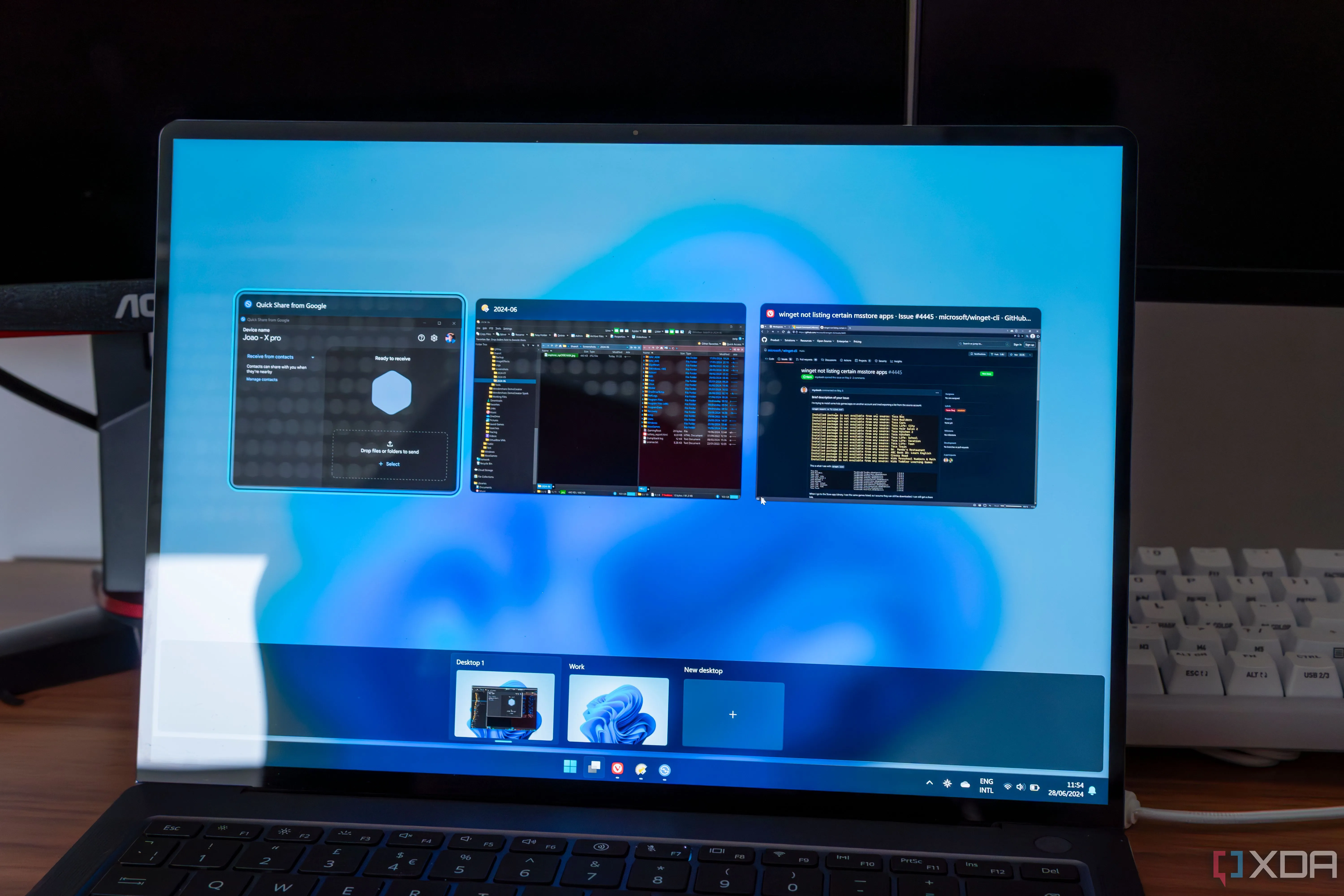 laptop Windows 11 hiển thị chế độ Task View với hai màn hình ảo ở dưới cùng