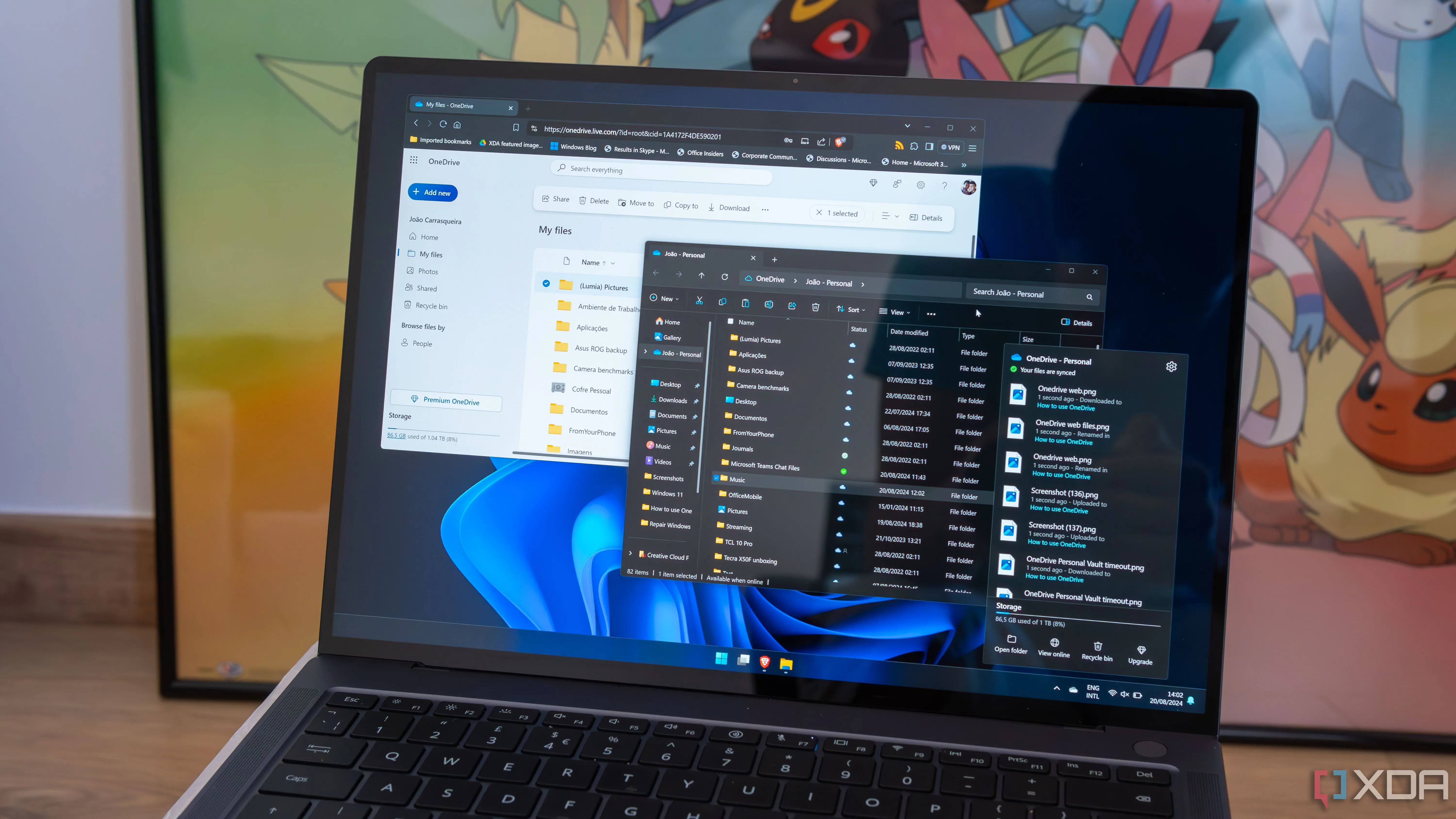 Laptop Windows 11 hiển thị giao diện OneDrive với các tệp tin và thư mục