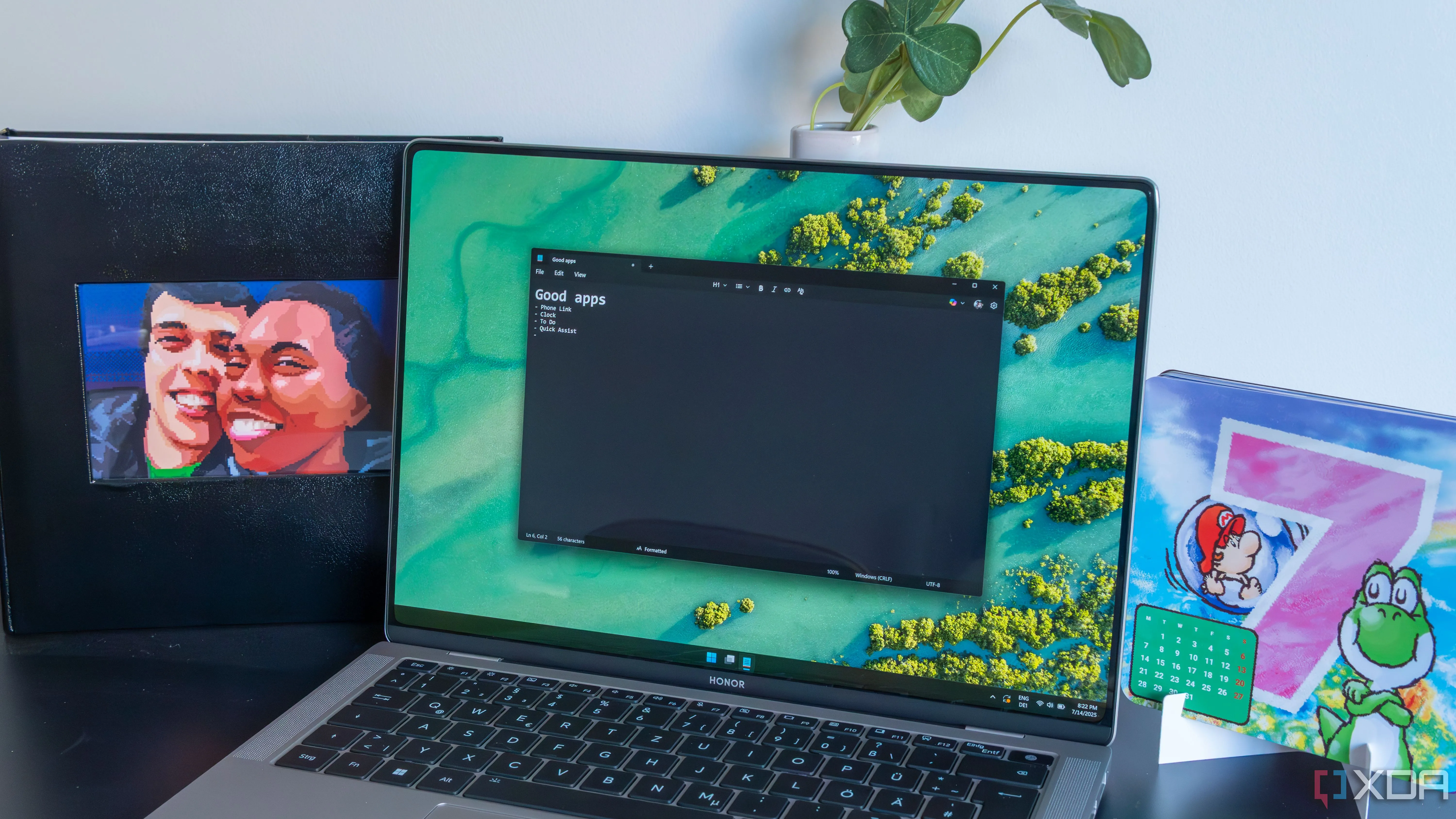 Laptop Windows 11 hiển thị Notepad với văn bản định dạng và biểu tượng Copilot
