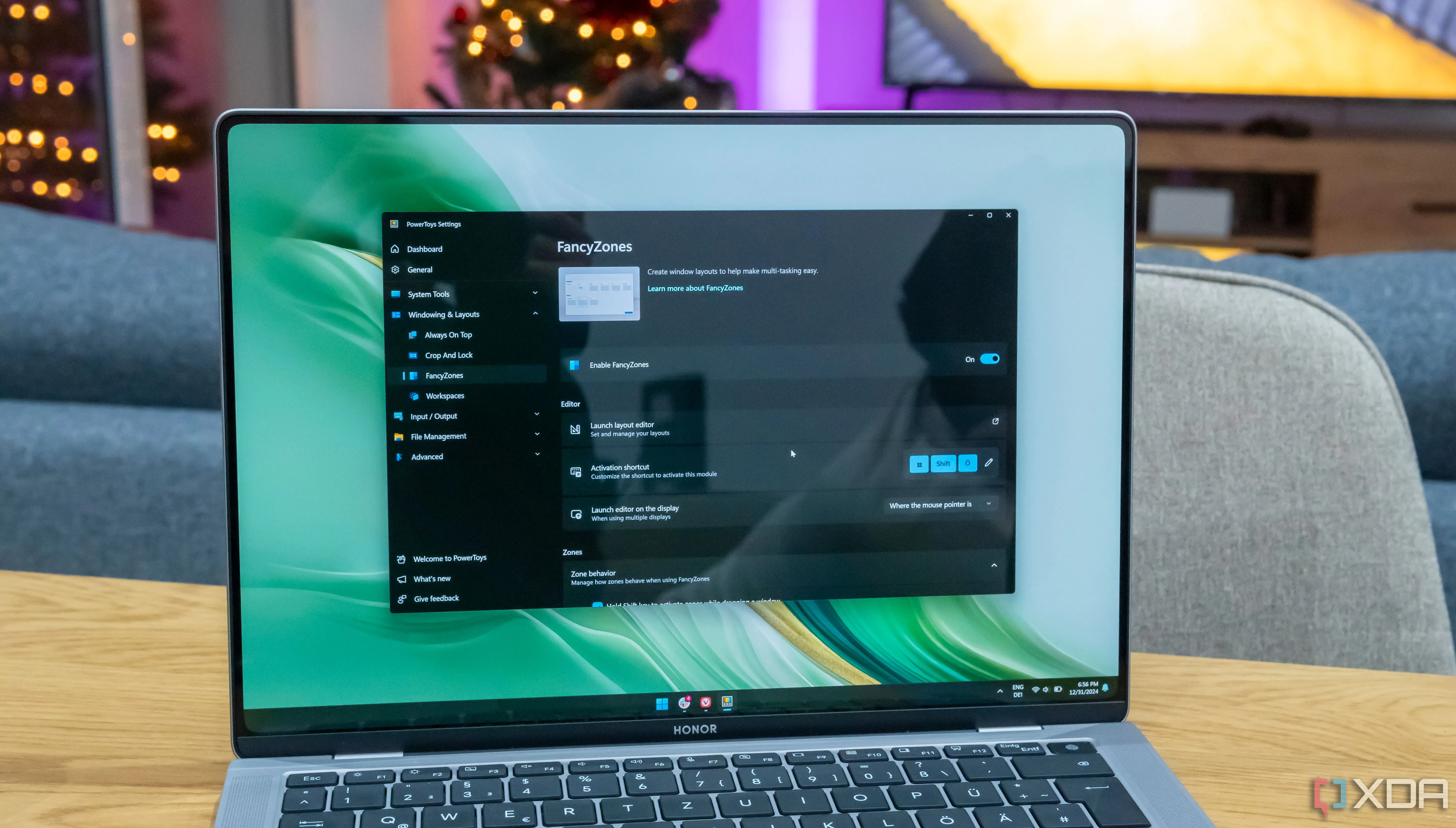 Laptop Windows 11 hiển thị trang cài đặt FancyZones trong bộ công cụ PowerToys.