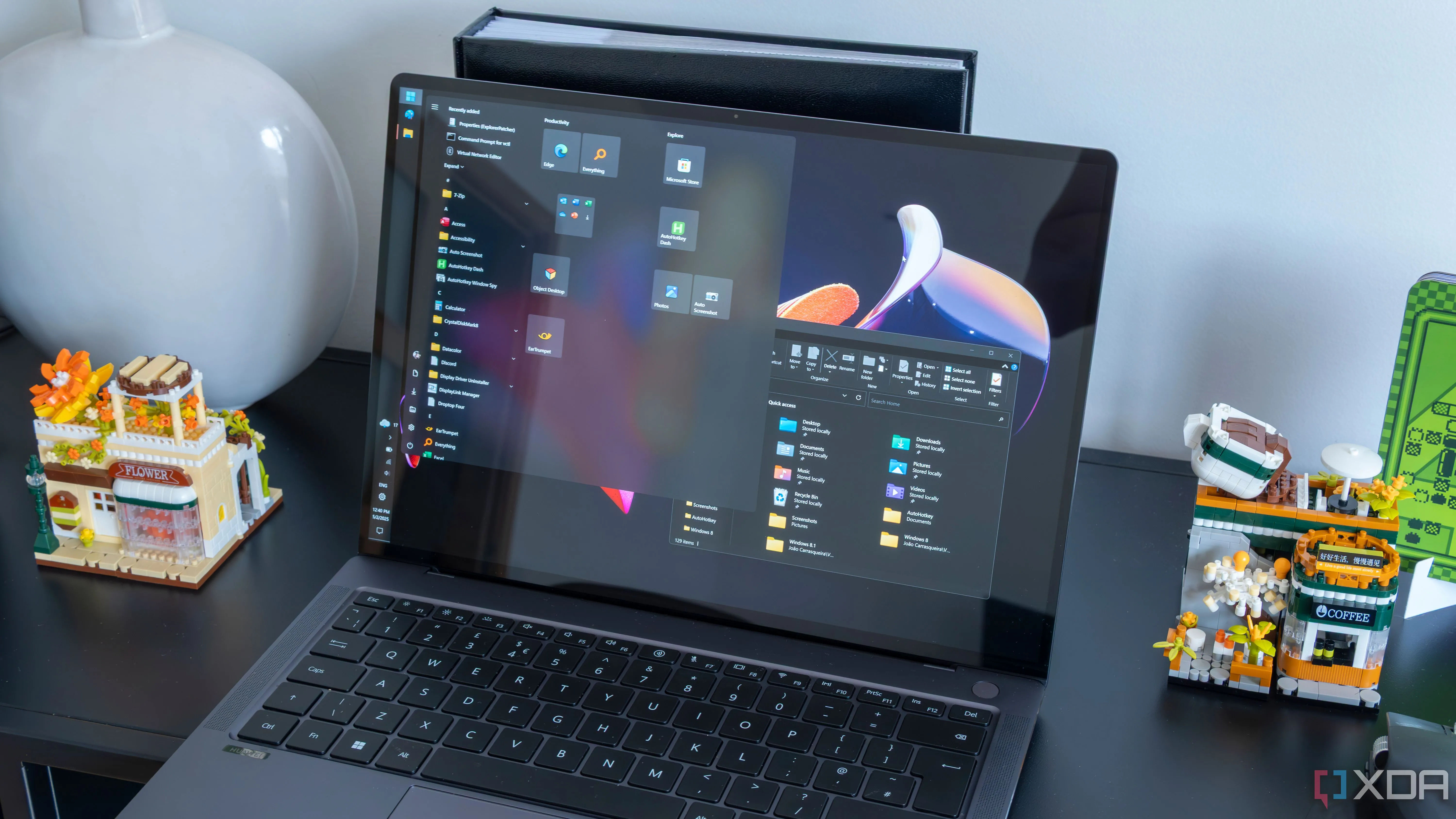 Laptop Windows 11 với ExplorerPatcher hiển thị Start menu kiểu Windows 10