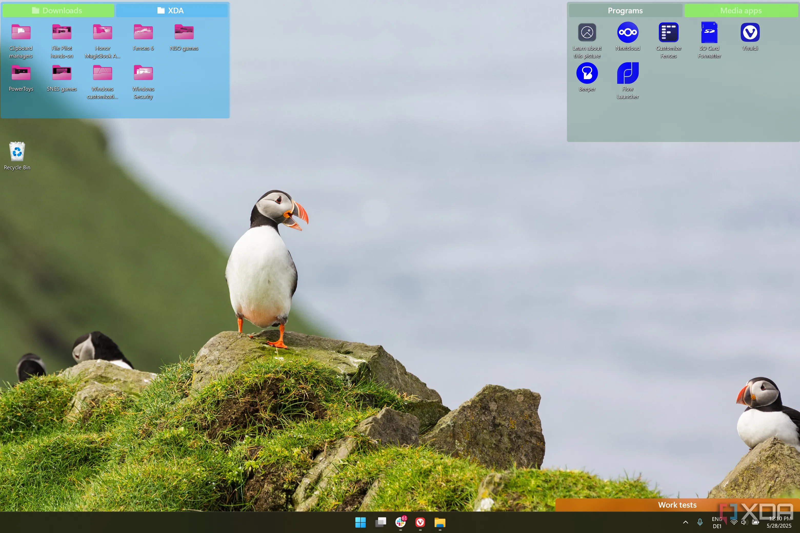 Màn hình desktop Windows 11 với nhiều khu vực Fences 6 được sắp xếp khoa học