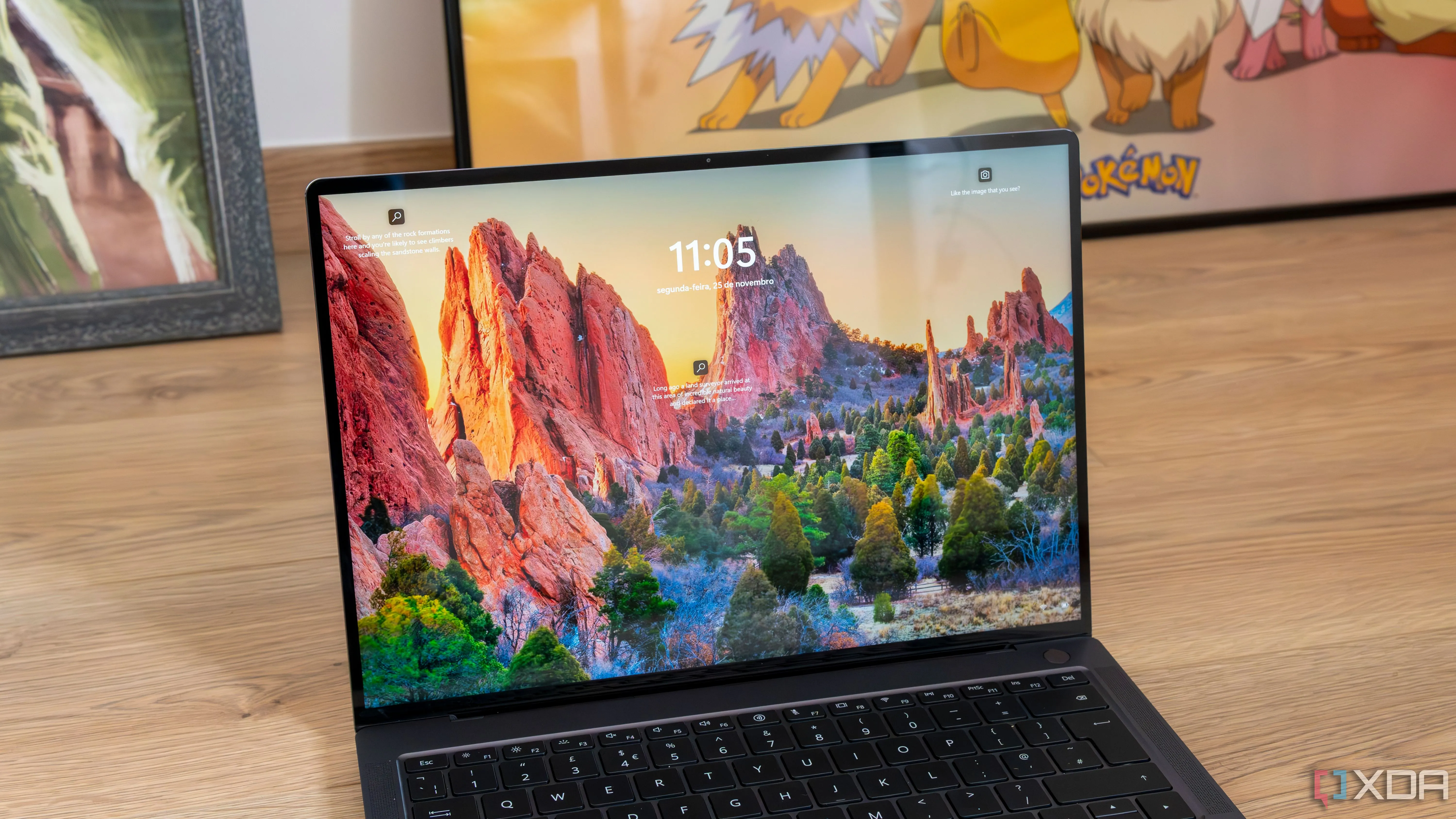 Màn hình khóa Windows 11 với các widget đã được tùy chỉnh hiển thị thông tin thời tiết và cổ phiếu.