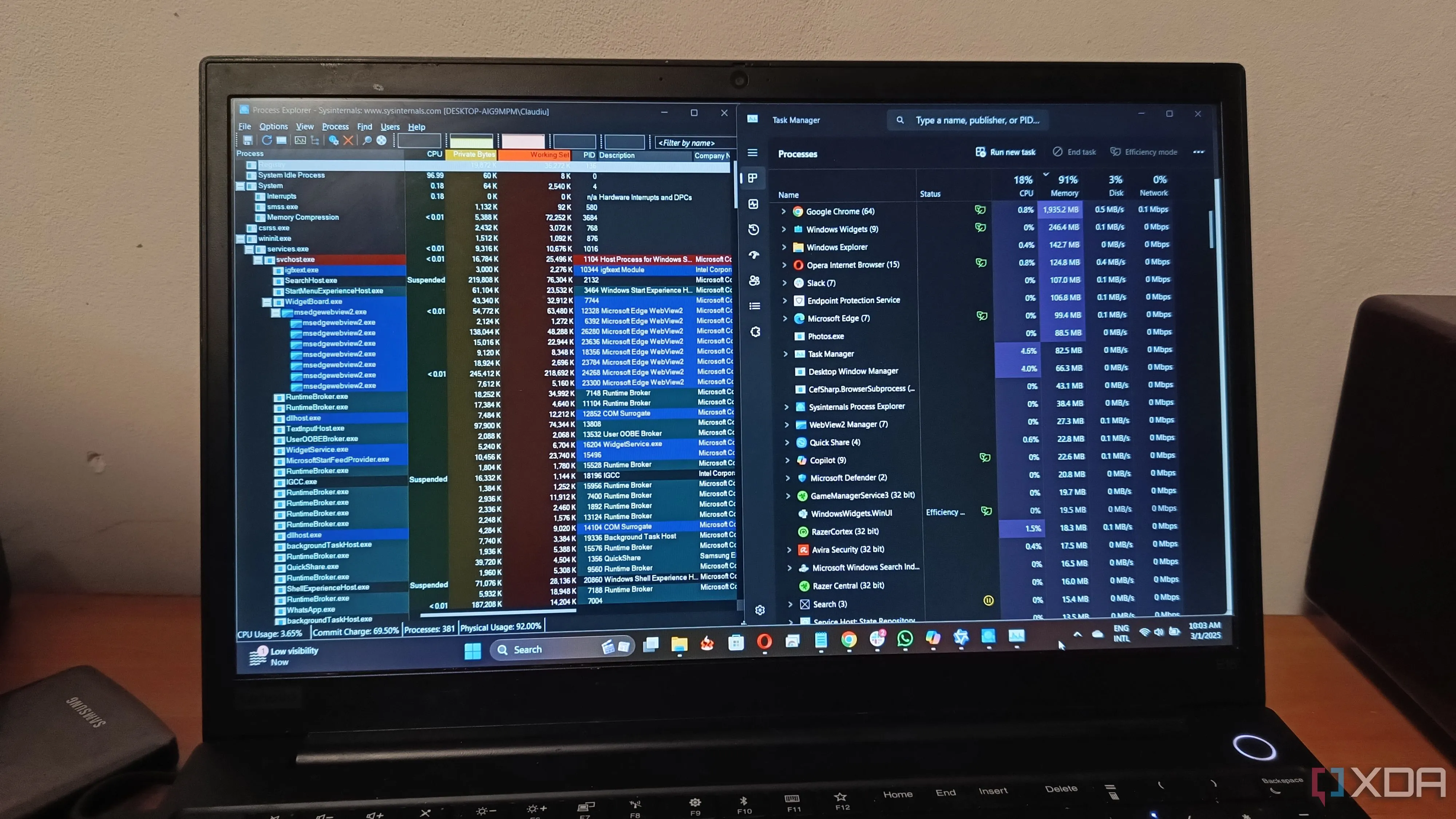 Màn hình laptop hiển thị công cụ Process Explorer và Task Manager mặc định của Windows 11 cạnh nhau để so sánh