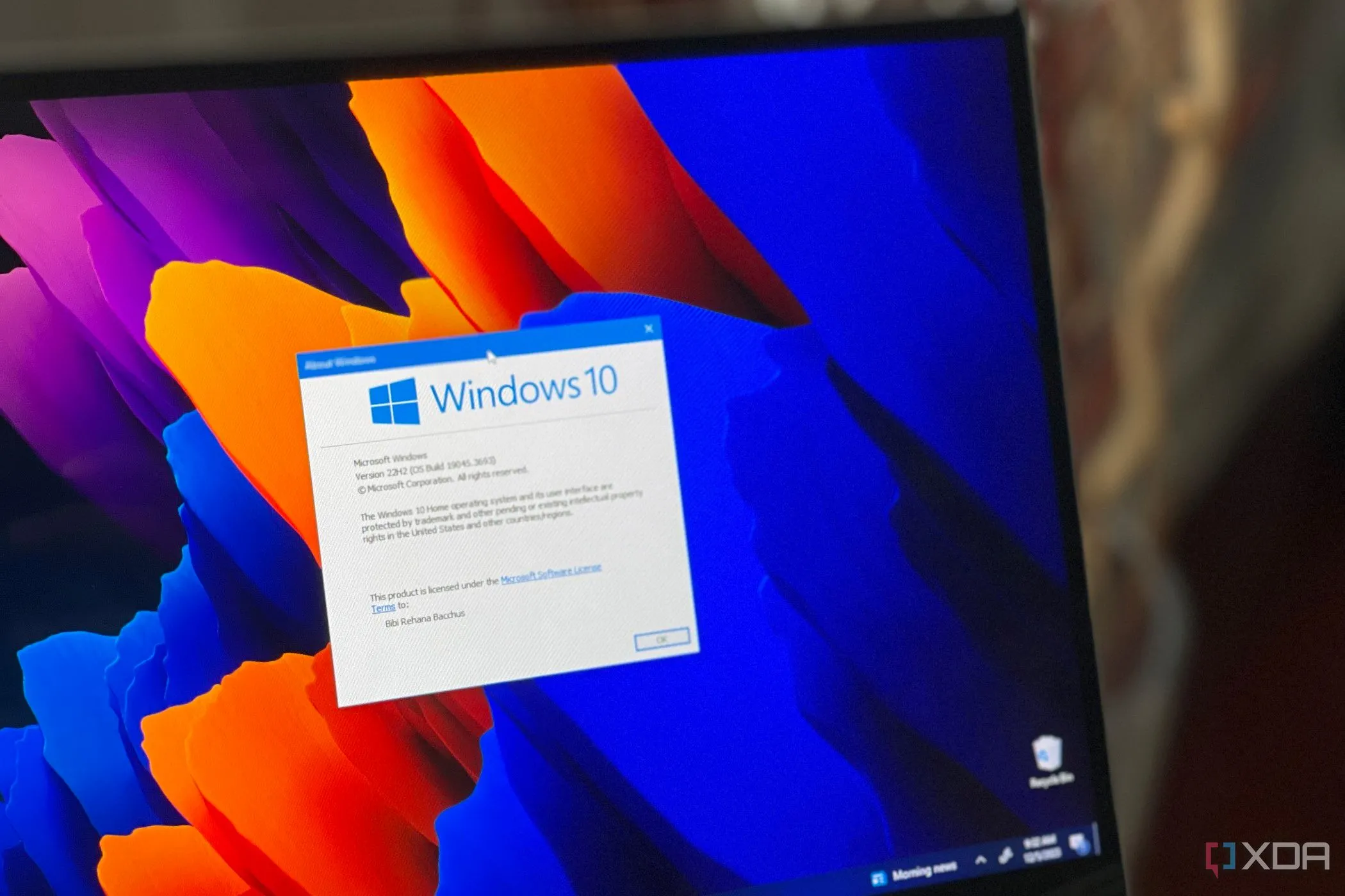 Màn hình laptop hiển thị logo Windows 10, đại diện cho người dùng bị ảnh hưởng bởi việc ngừng hỗ trợ