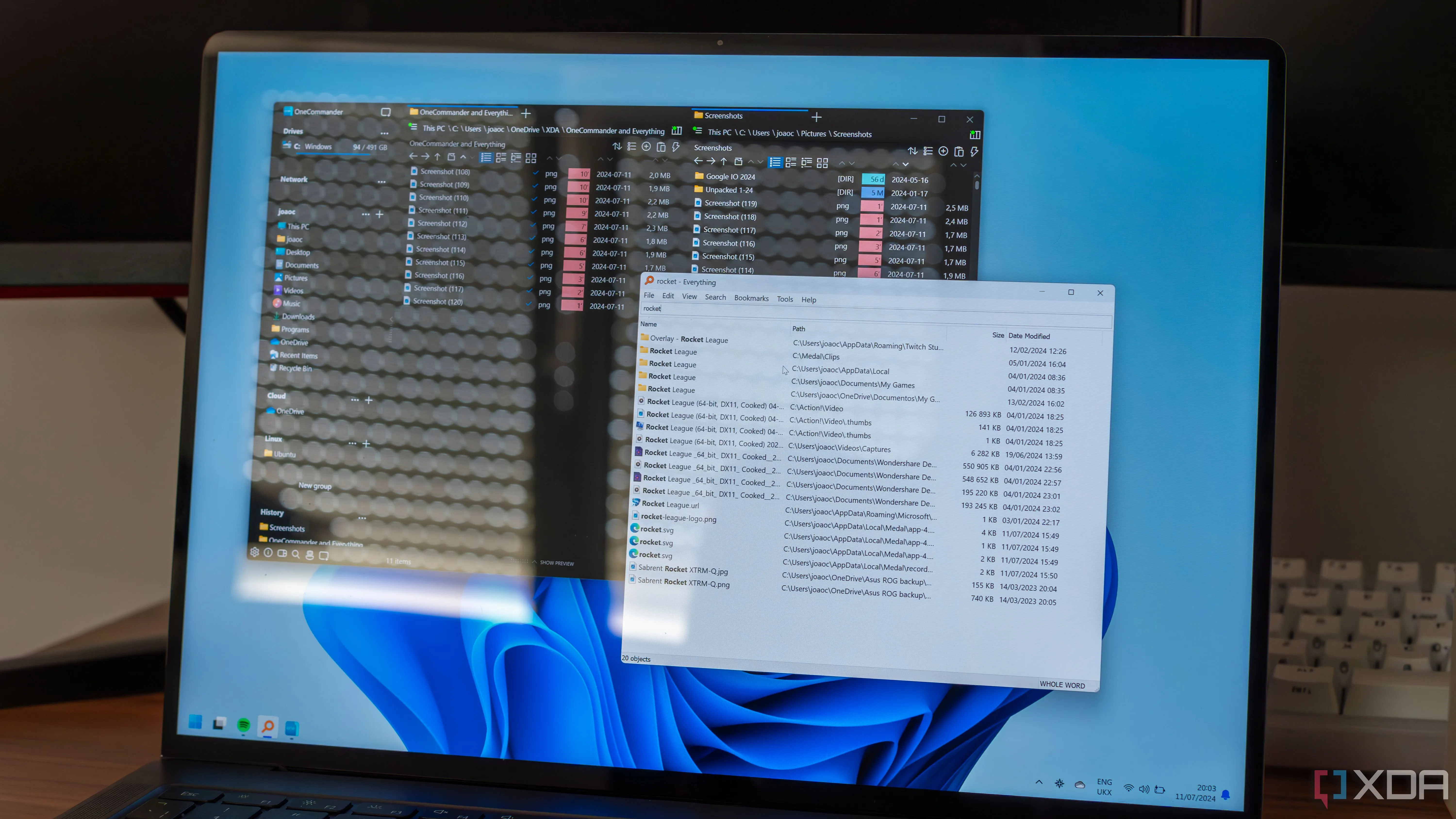 Màn hình laptop Windows 11 hiển thị đồng thời OneCommander và Everything, các công cụ quản lý file và tìm kiếm.