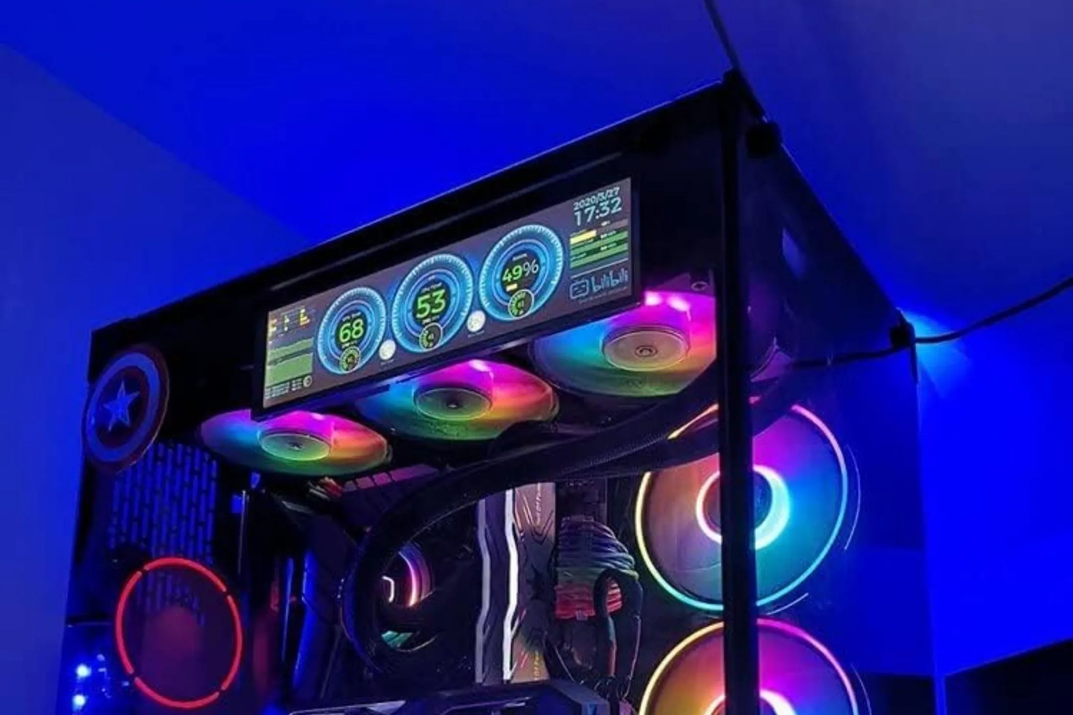 Màn hình LCD mini hiển thị thông số bên trong vỏ case máy tính