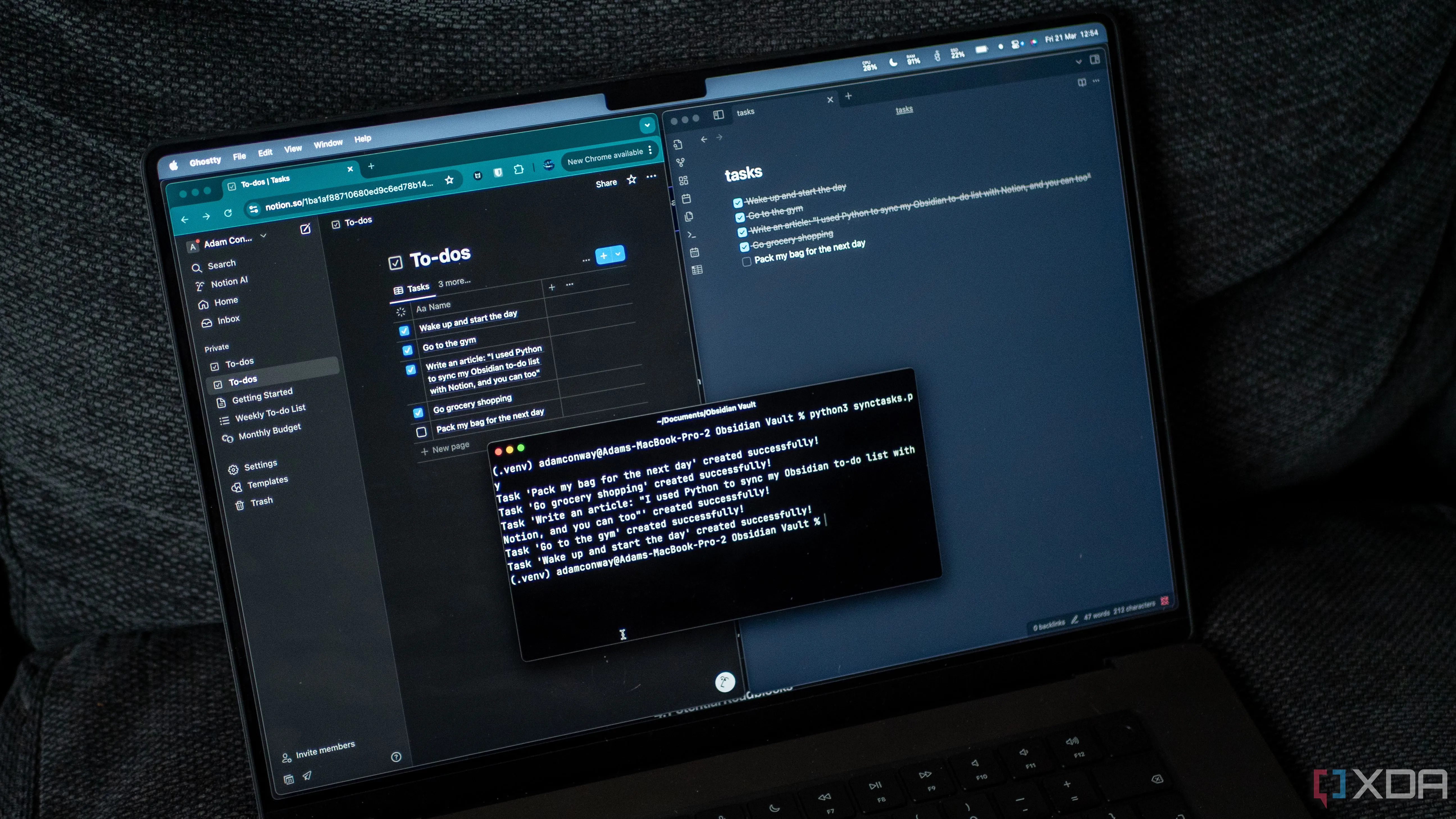 Màn hình MacBook hiển thị quá trình đồng bộ hóa ghi chú Obsidian với Notion bằng script Python