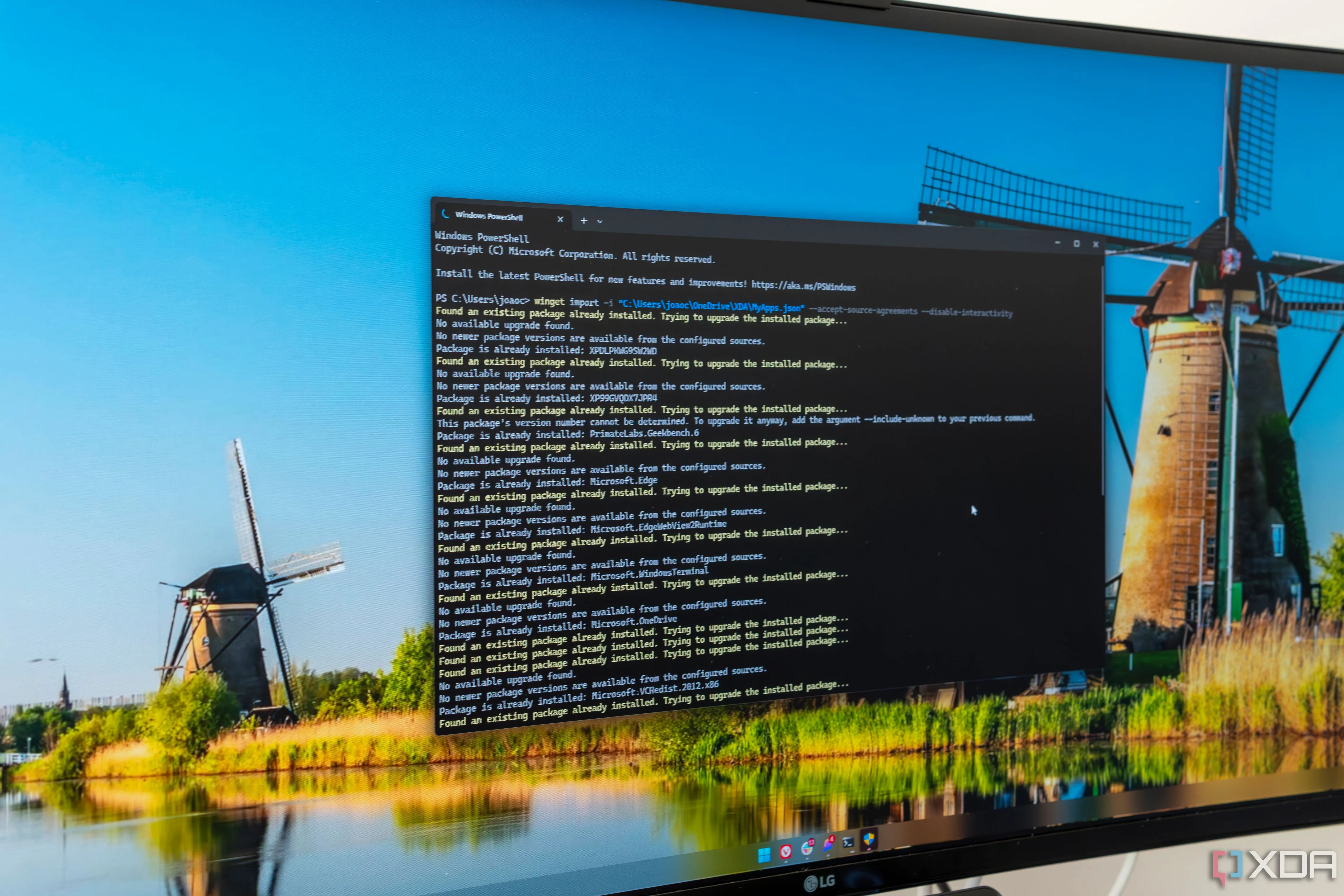 Màn hình máy tính hiển thị giao diện Windows Terminal đang nhập các gói ứng dụng bằng Winget