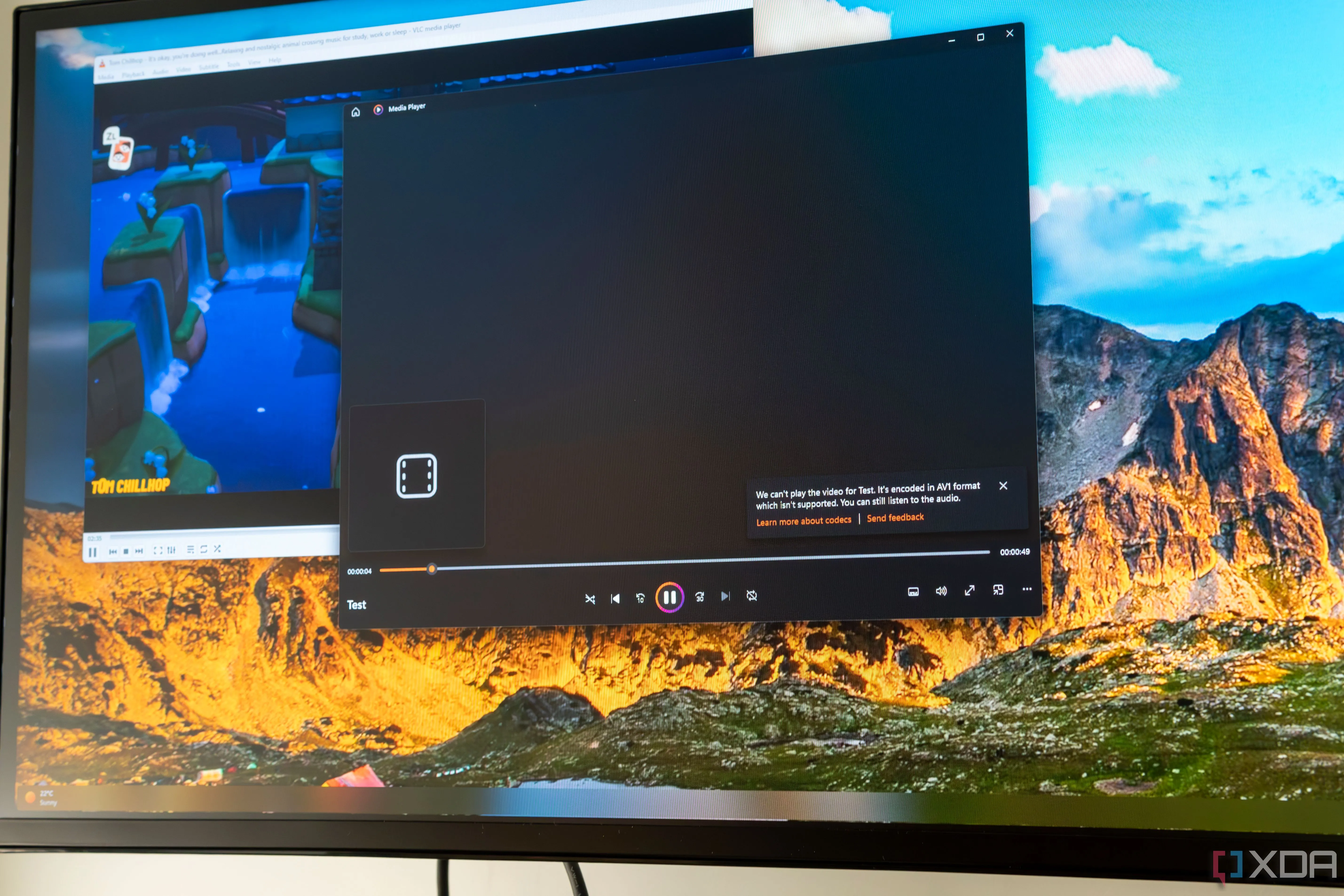 Màn hình máy tính hiển thị Windows Media Player không thể phát file AV1, bên cạnh VLC đang phát video, minh họa nhu cầu hỗ trợ codec mở rộng
