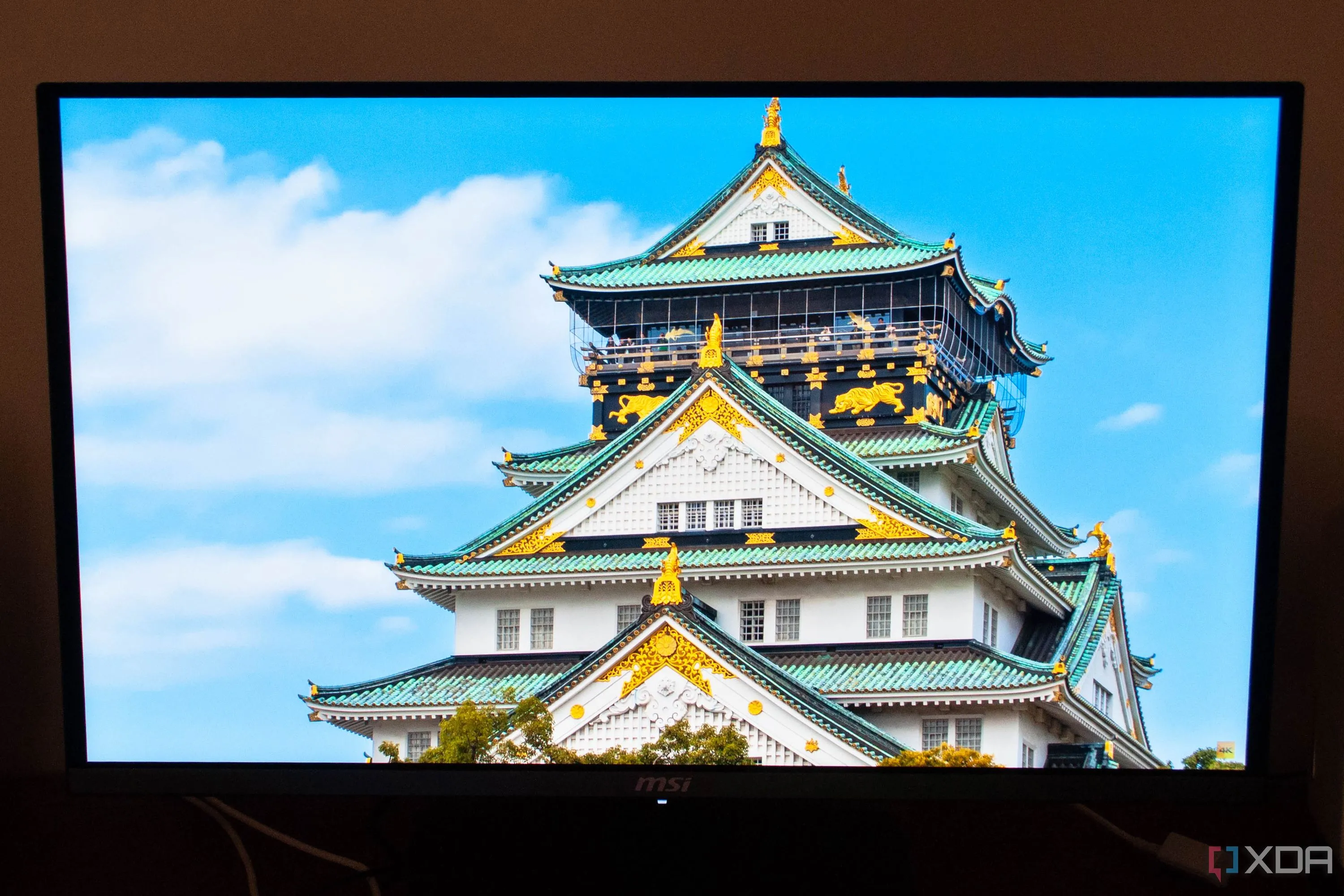Màn hình MSI 272URX QD-OLED hiển thị hình ảnh một ngôi đền với độ tương phản và màu sắc ấn tượng của công nghệ OLED