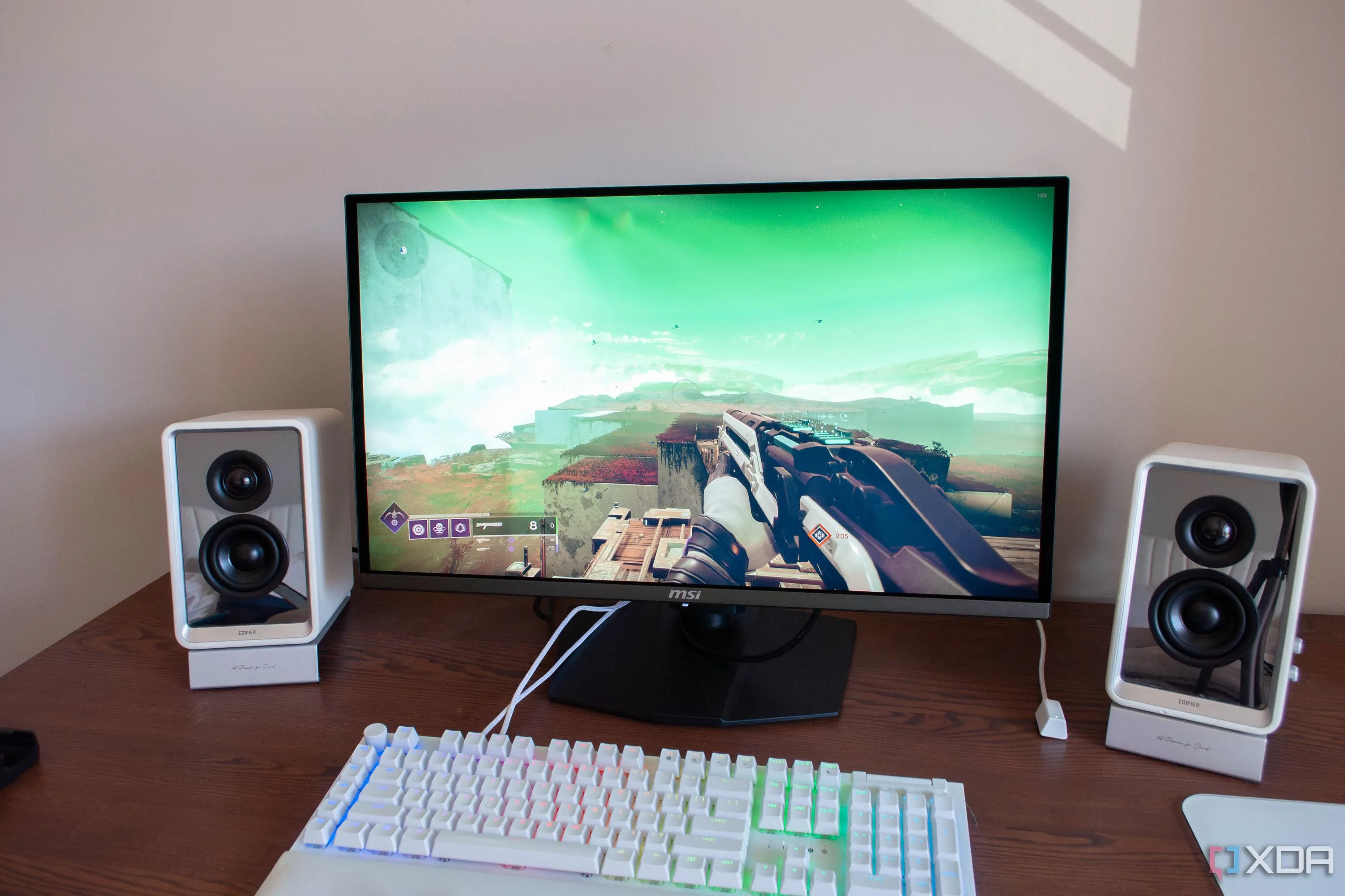 Màn hình MSI 272URX QD-OLED trên bàn làm việc