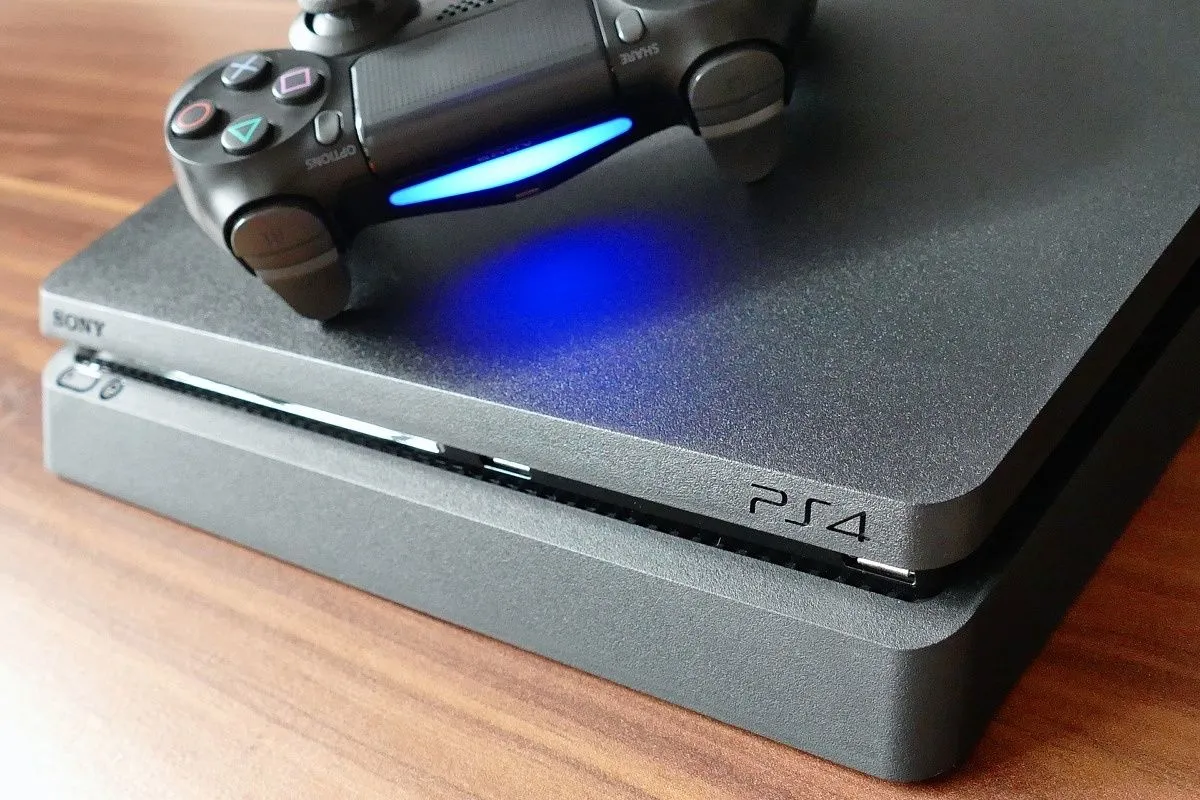 Mặt trước PlayStation 4 với tay cầm, mô phỏng PlayStation 4