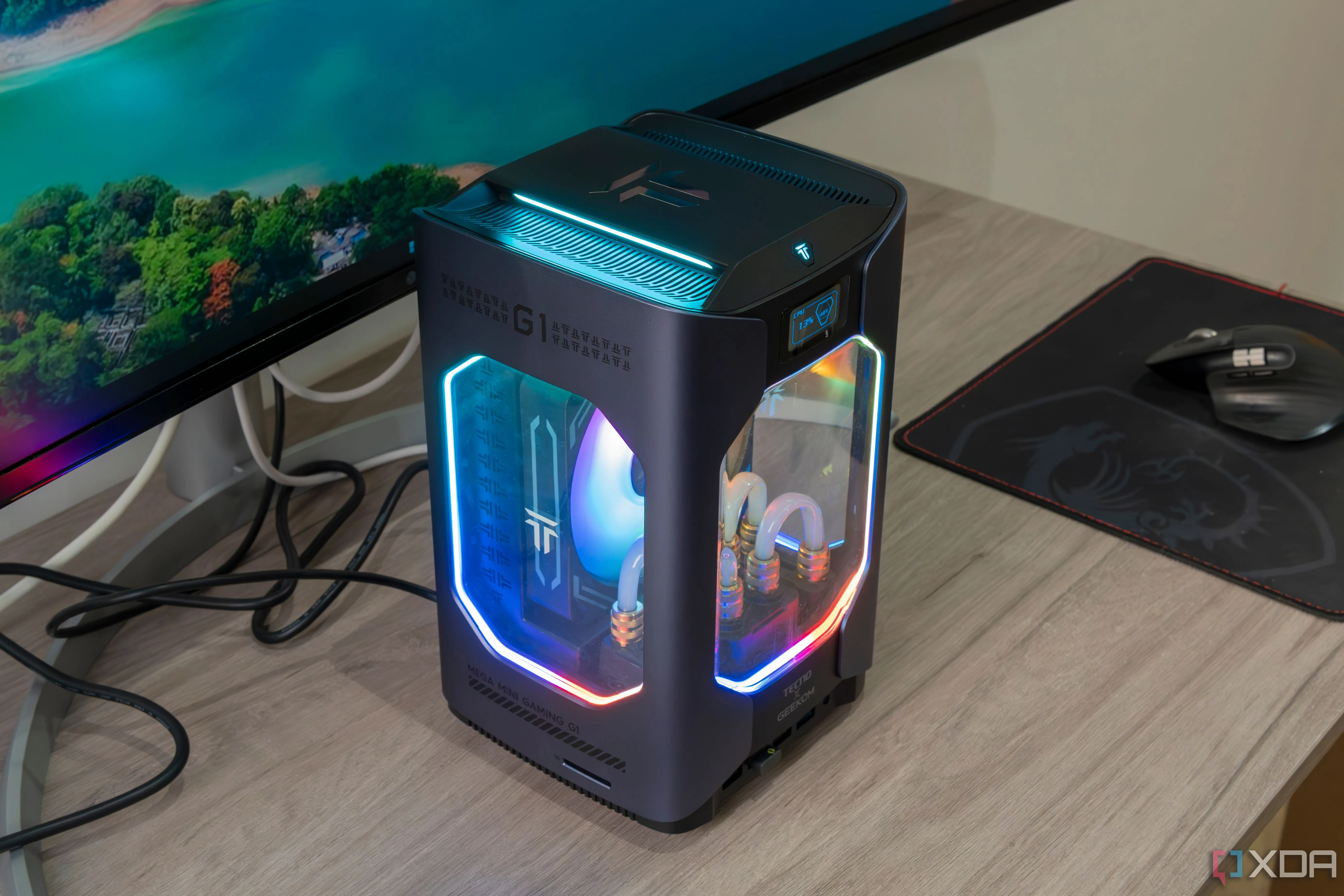 Máy tính mini Geekom Megamini G1 trên bàn gỗ, thể hiện thiết kế nhỏ gọn và yên tĩnh