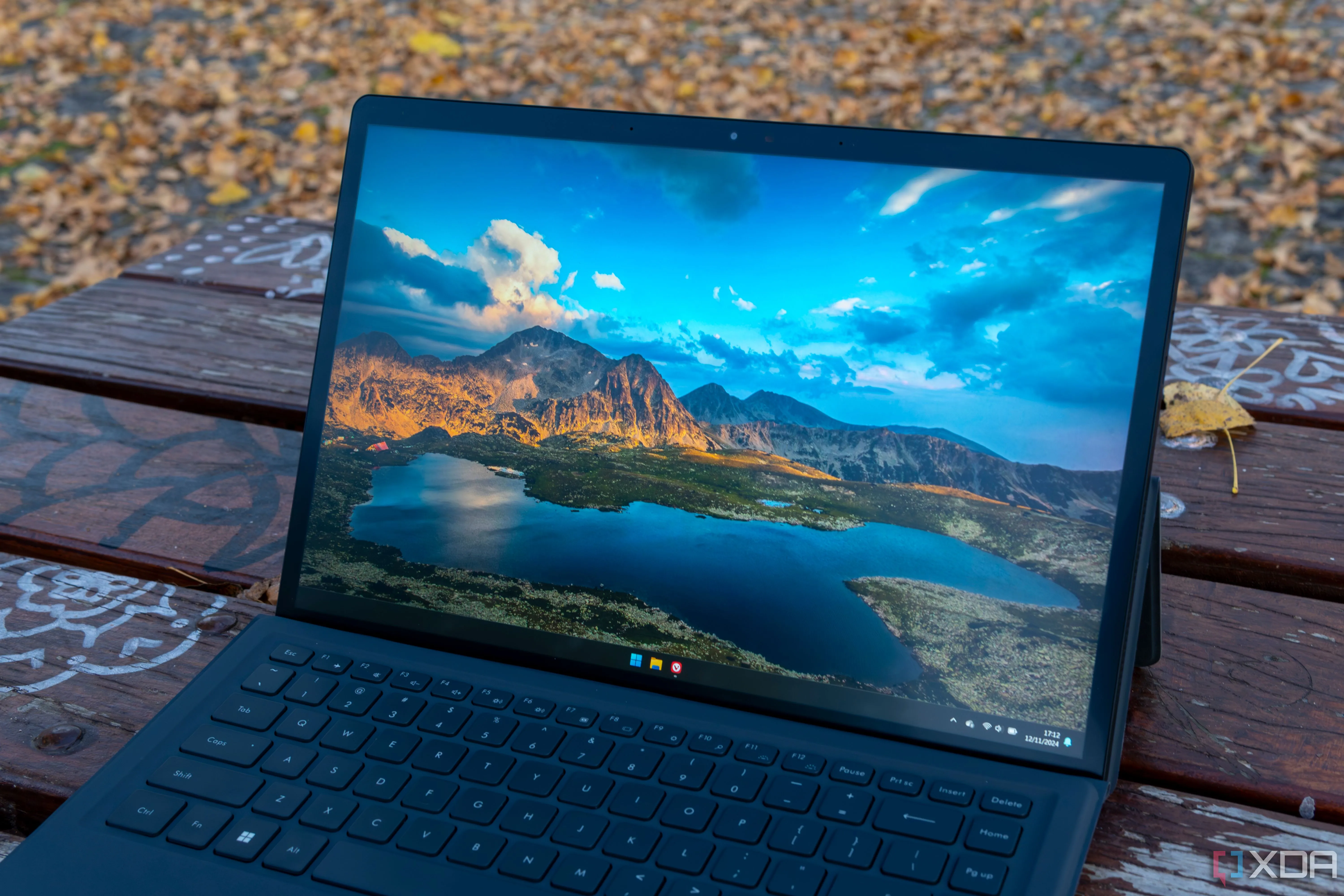 Máy tính Minisforum V3 hiển thị màn hình nền Windows 11