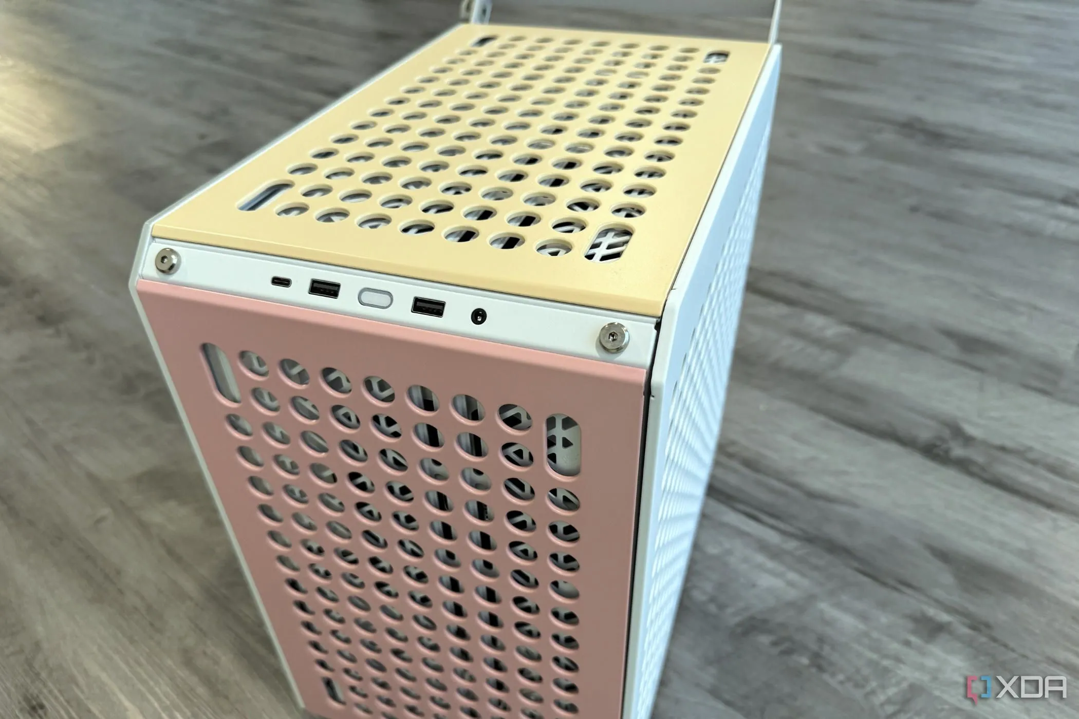Máy tính tùy chỉnh với dây cáp custom màu sắc bên trong vỏ Cooler Master Qube 500