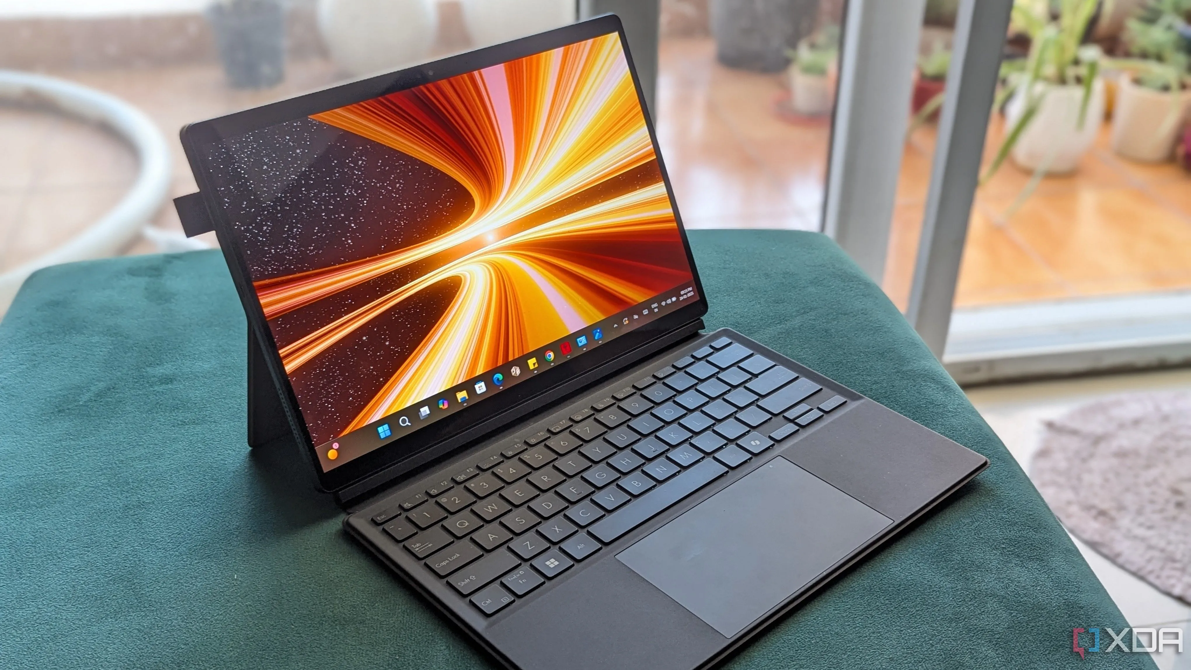 Máy tính xách tay chuyển đổi Asus ProArt PZ13 trên bề mặt xanh