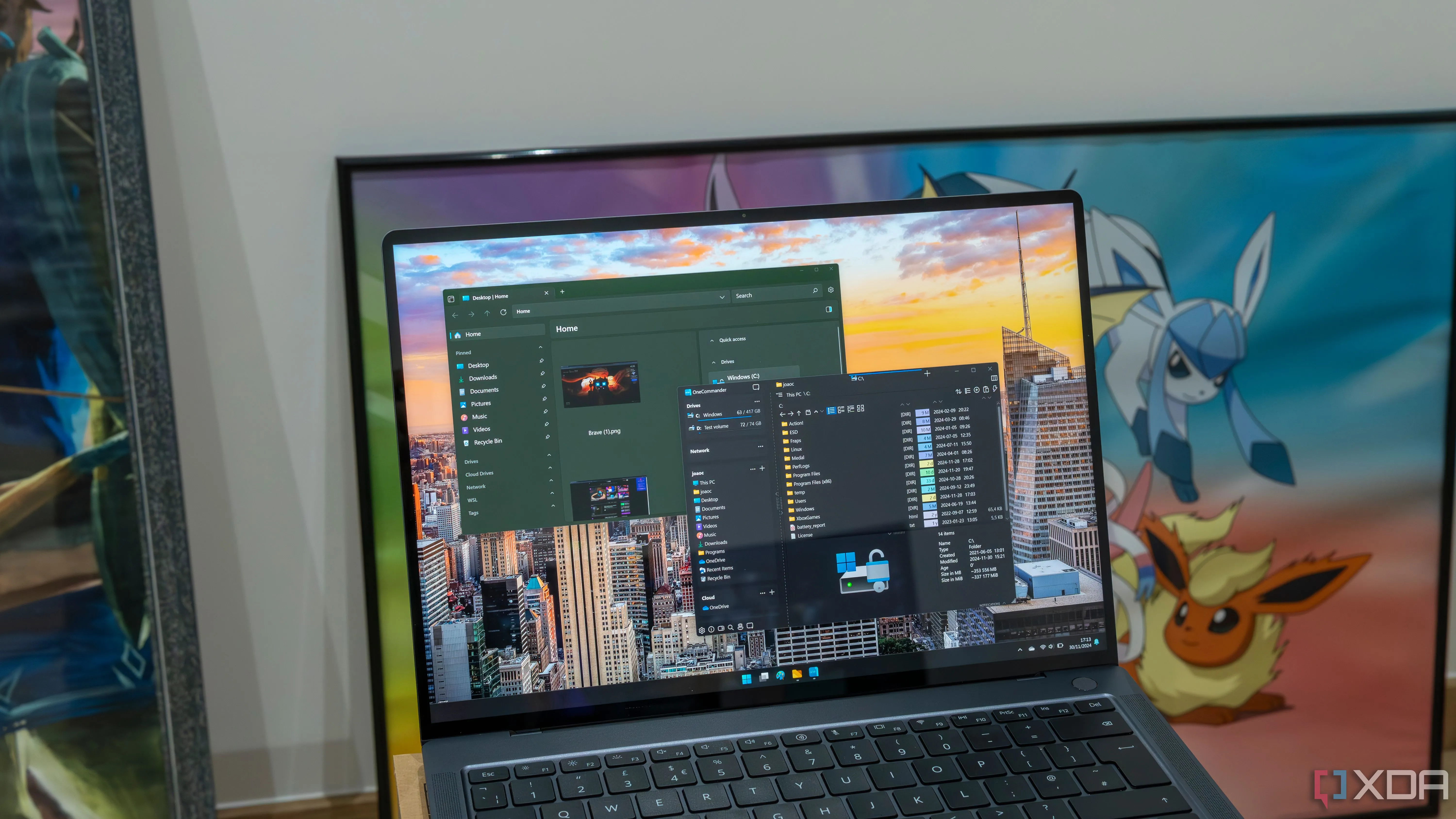 Máy tính xách tay Windows 11 chạy OneCommander và ứng dụng Files, thể hiện các lựa chọn thay thế File Explorer