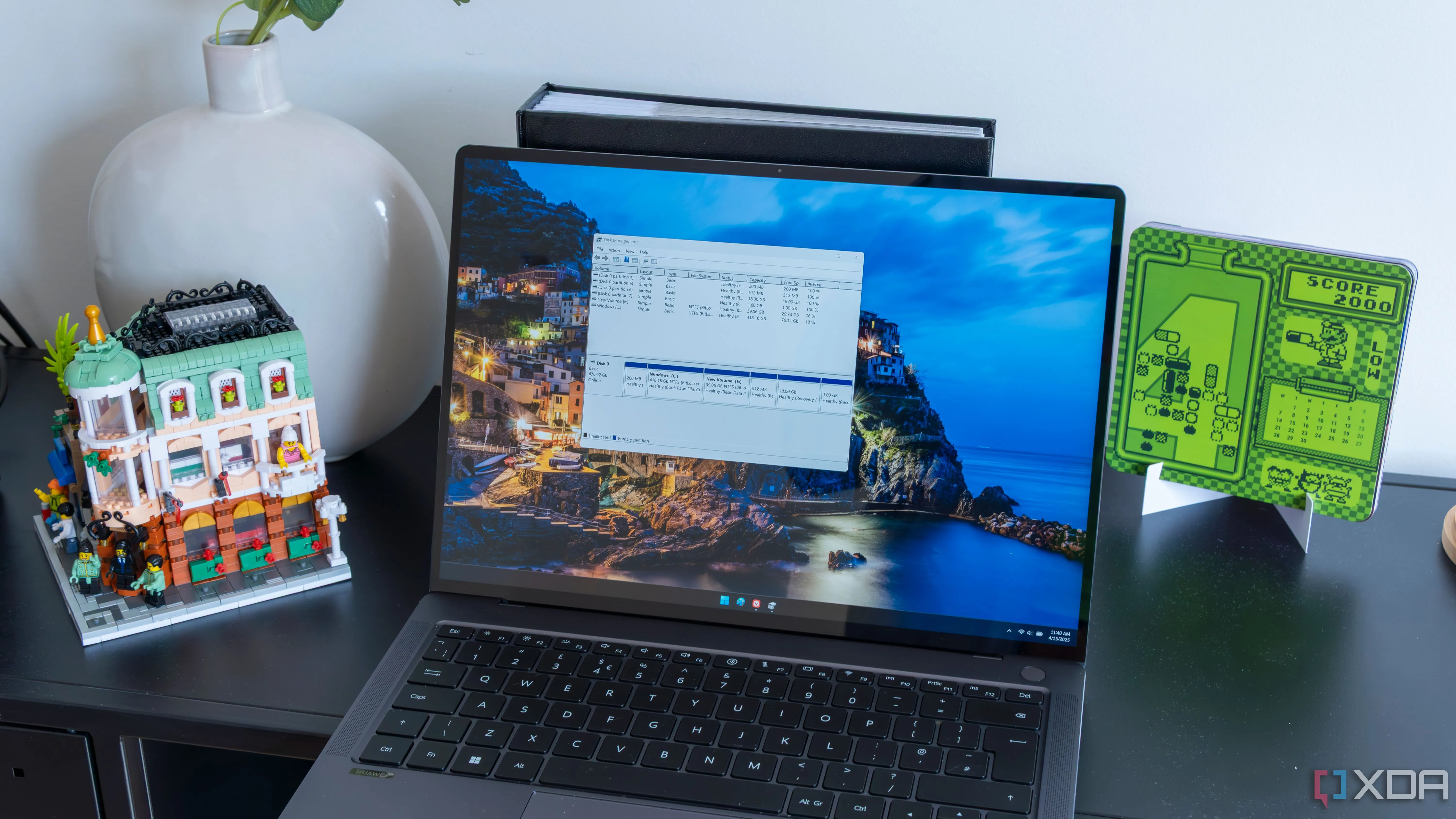 Máy tính xách tay Windows 11 hiển thị giao diện Quản lý Đĩa