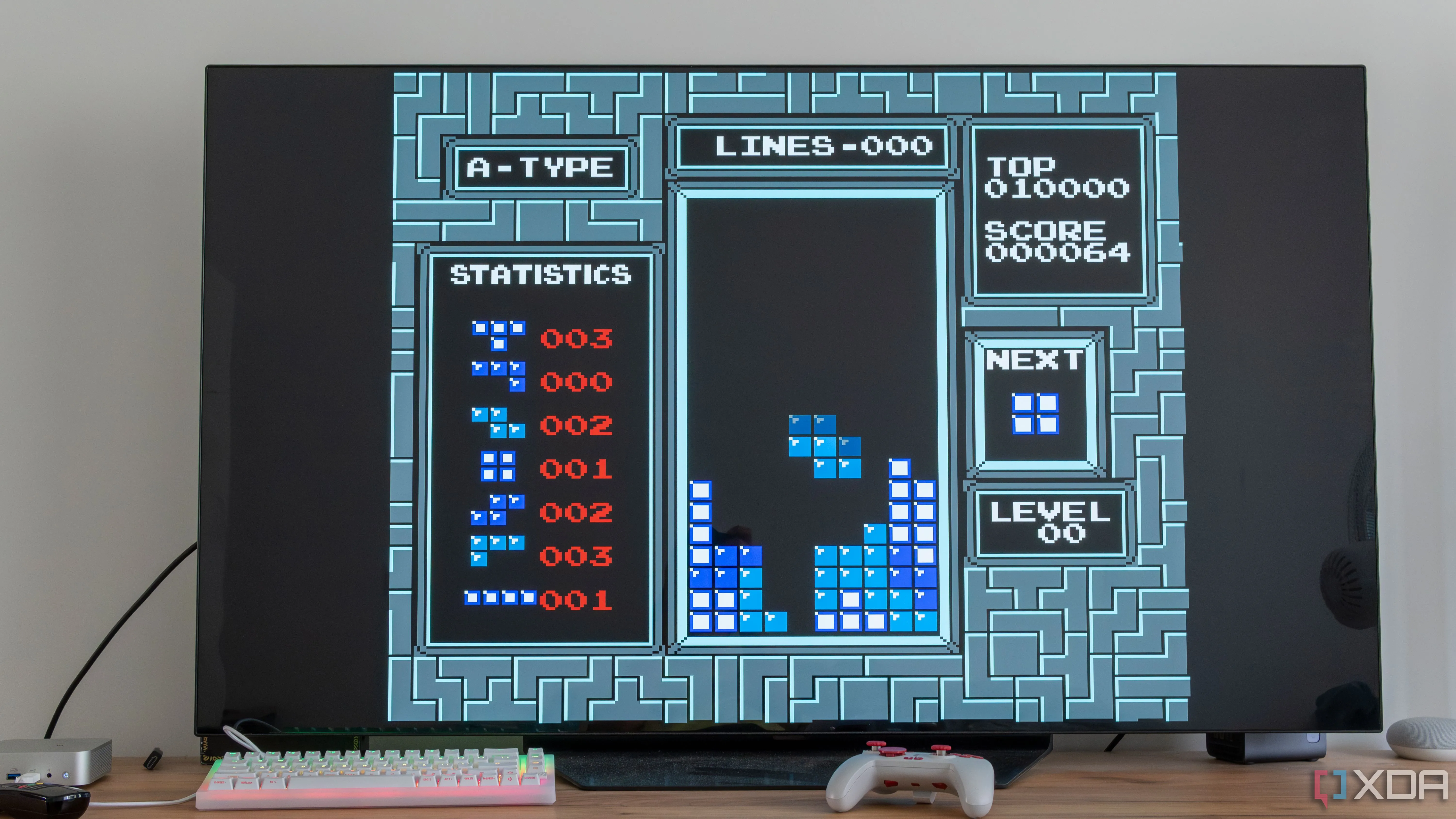 Một chiếc TV đang hiển thị trò chơi Tetris trên nền tảng EmulationStation, biến PC cũ thành máy chơi game retro