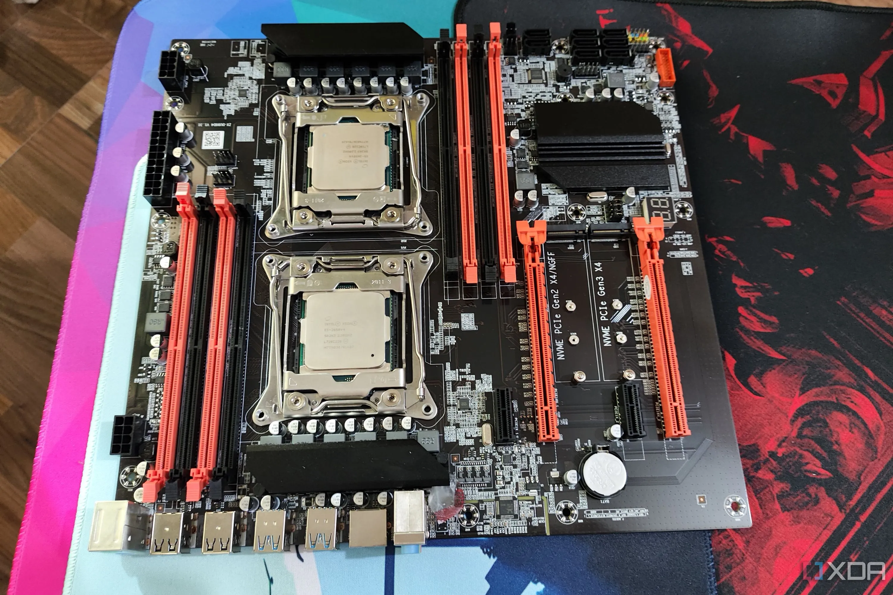 Một mainboard server X99 với hai CPU Intel Xeon đã lắp đặt, tượng trưng cho cấu hình tiêu thụ điện cao