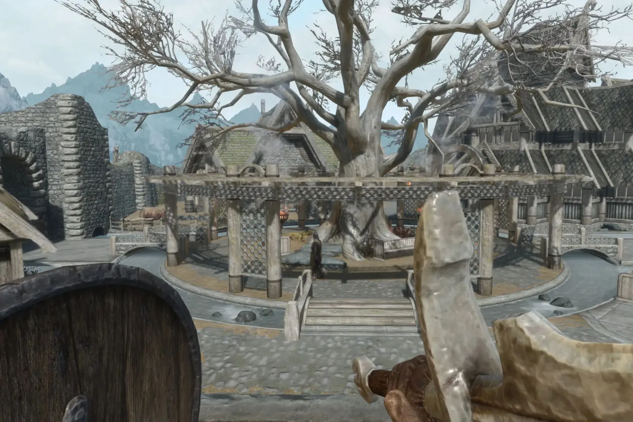 Một người chơi Skyrim với kiếm và khiên trong thị trấn, minh họa mod cải thiện chiến đấu.