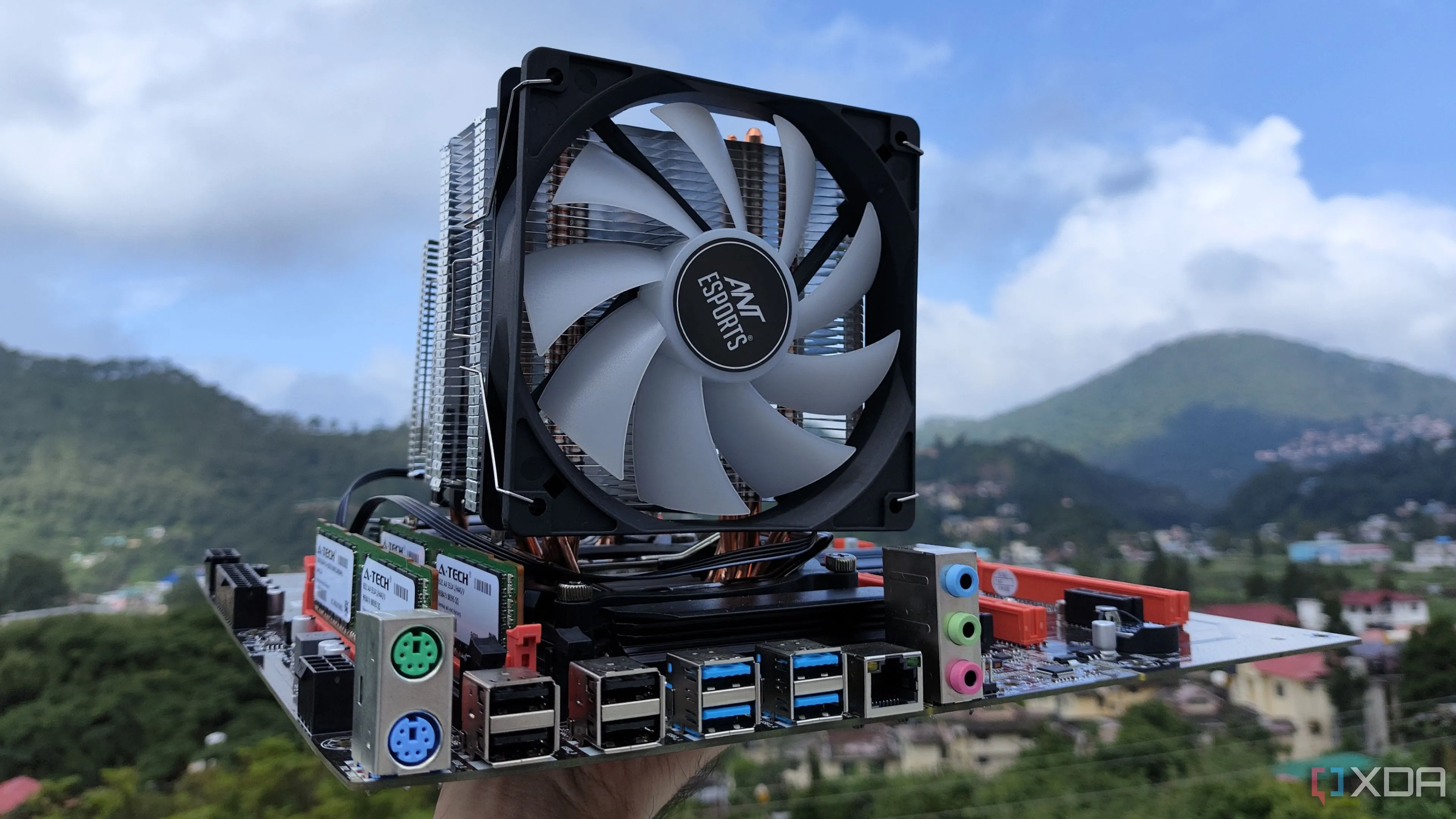 Một người đang cầm máy tính server trong bối cảnh home lab