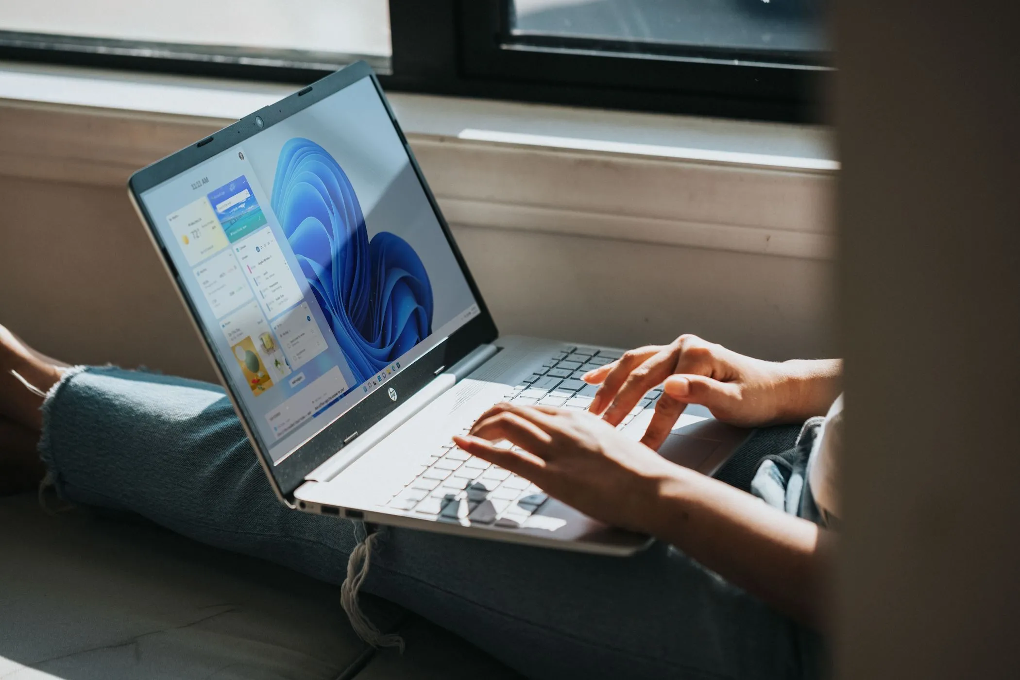 Một người đang sử dụng laptop chạy Windows, tượng trưng cho những vấn đề kết nối mạng phổ biến mà người dùng có thể gặp phải.