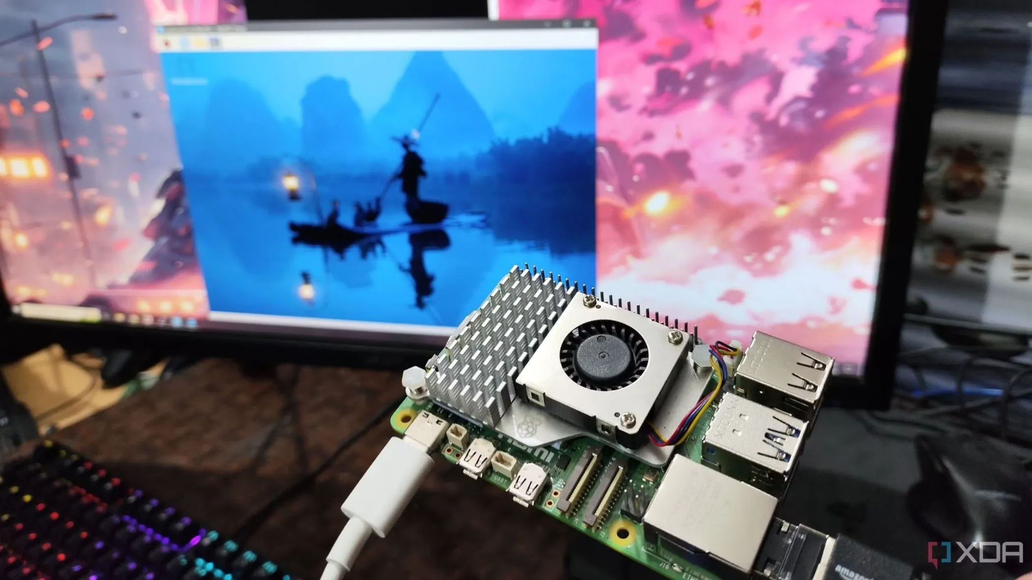 Người dùng cầm Raspberry Pi trước màn hình, minh họa khả năng tự host dashboard