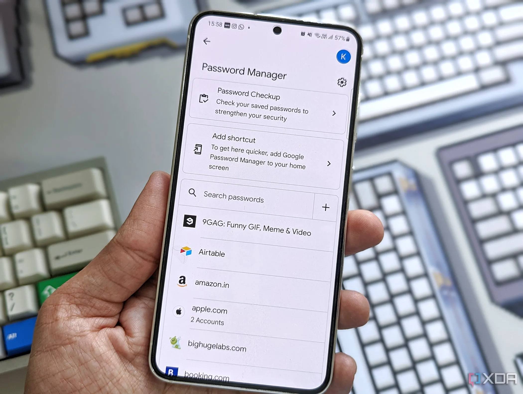 Người dùng đang tương tác với Google Password Manager trên điện thoại Samsung Galaxy S23