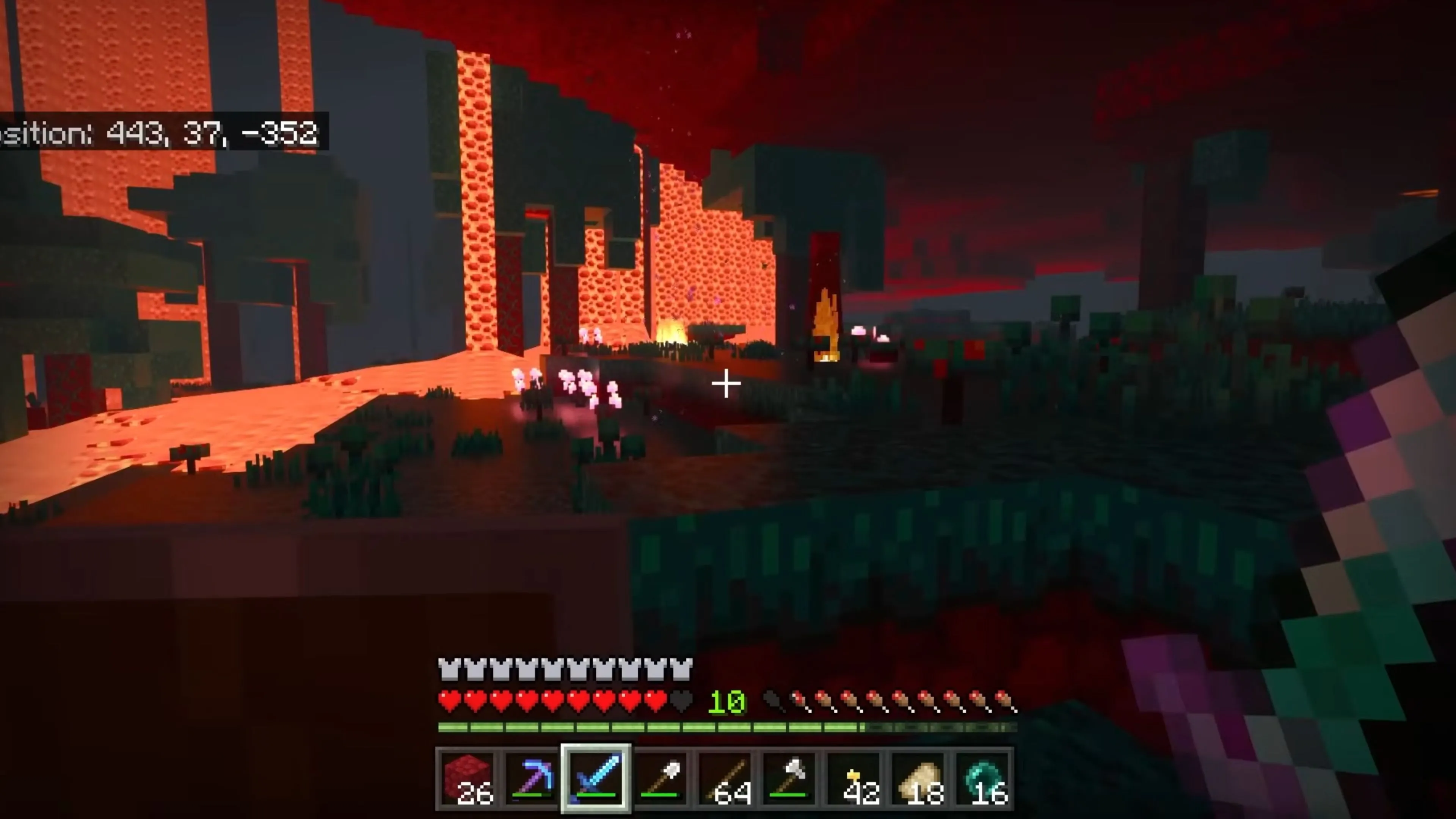 Nhân vật đối đầu với quái vật trong game sinh tồn Minecraft.