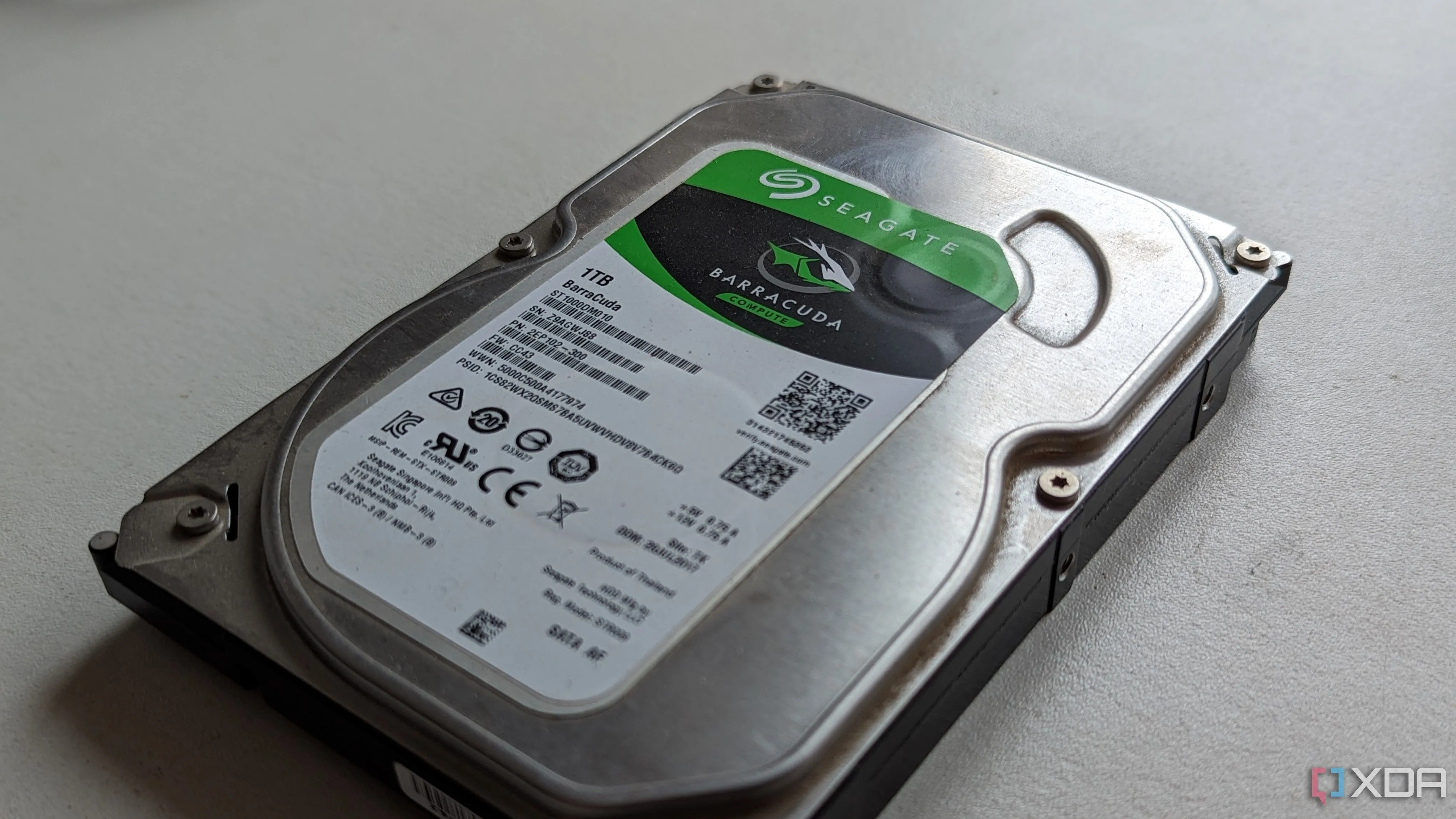 Ổ cứng HDD Seagate Barracuda 1TB trên nền trắng, minh họa cho việc bảo vệ tuổi thọ ổ cứng