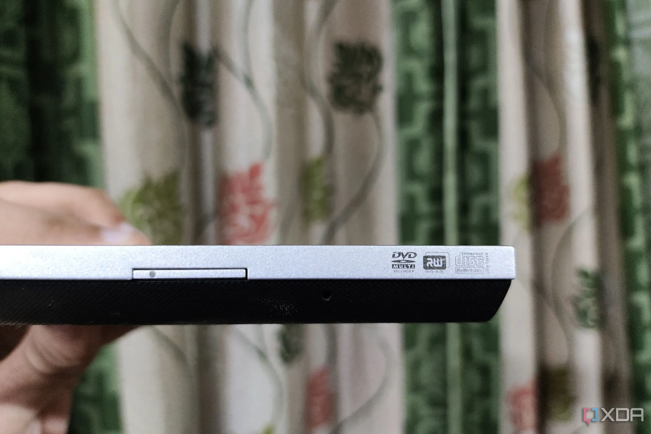 Ổ đĩa quang DVD từ laptop Lenovo Z51-70, biểu tượng của tính năng phát DVD cần tích hợp vào Windows