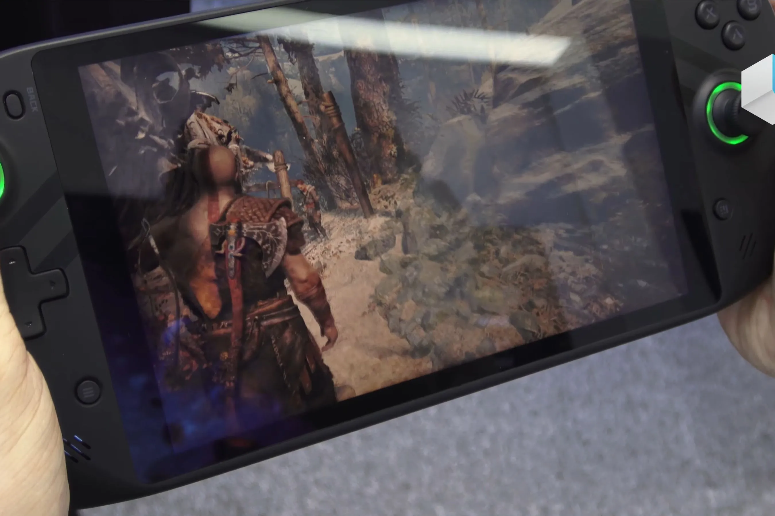 PC gaming handheld đang chạy tựa game God of War, minh họa khả năng chơi game trên thiết bị cầm tay