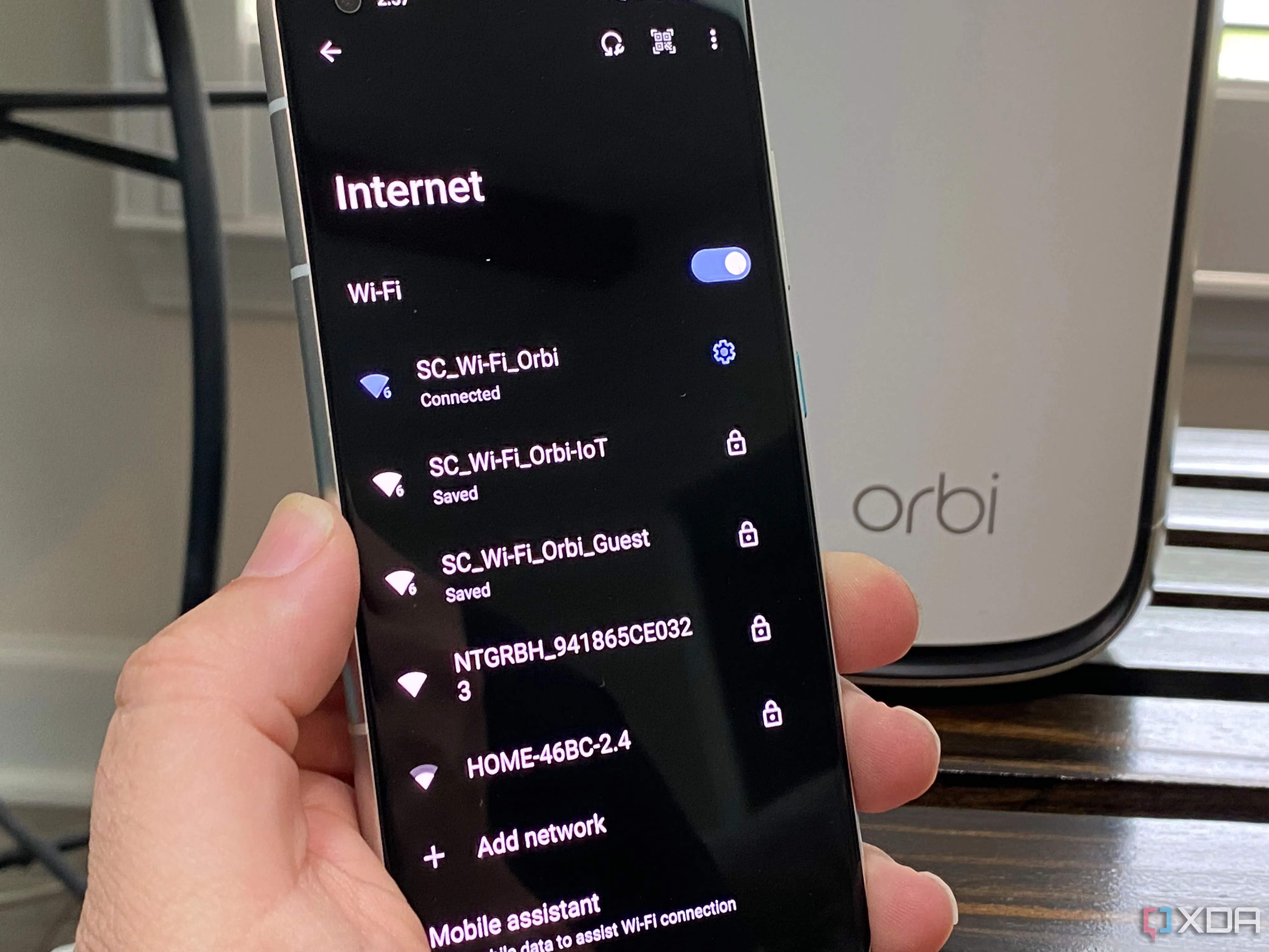 Router Netgear hiển thị các mạng Wi-Fi IoT, Khách và tiêu chuẩn trên điện thoại Android, minh họa các tùy chọn kết nối mạng.