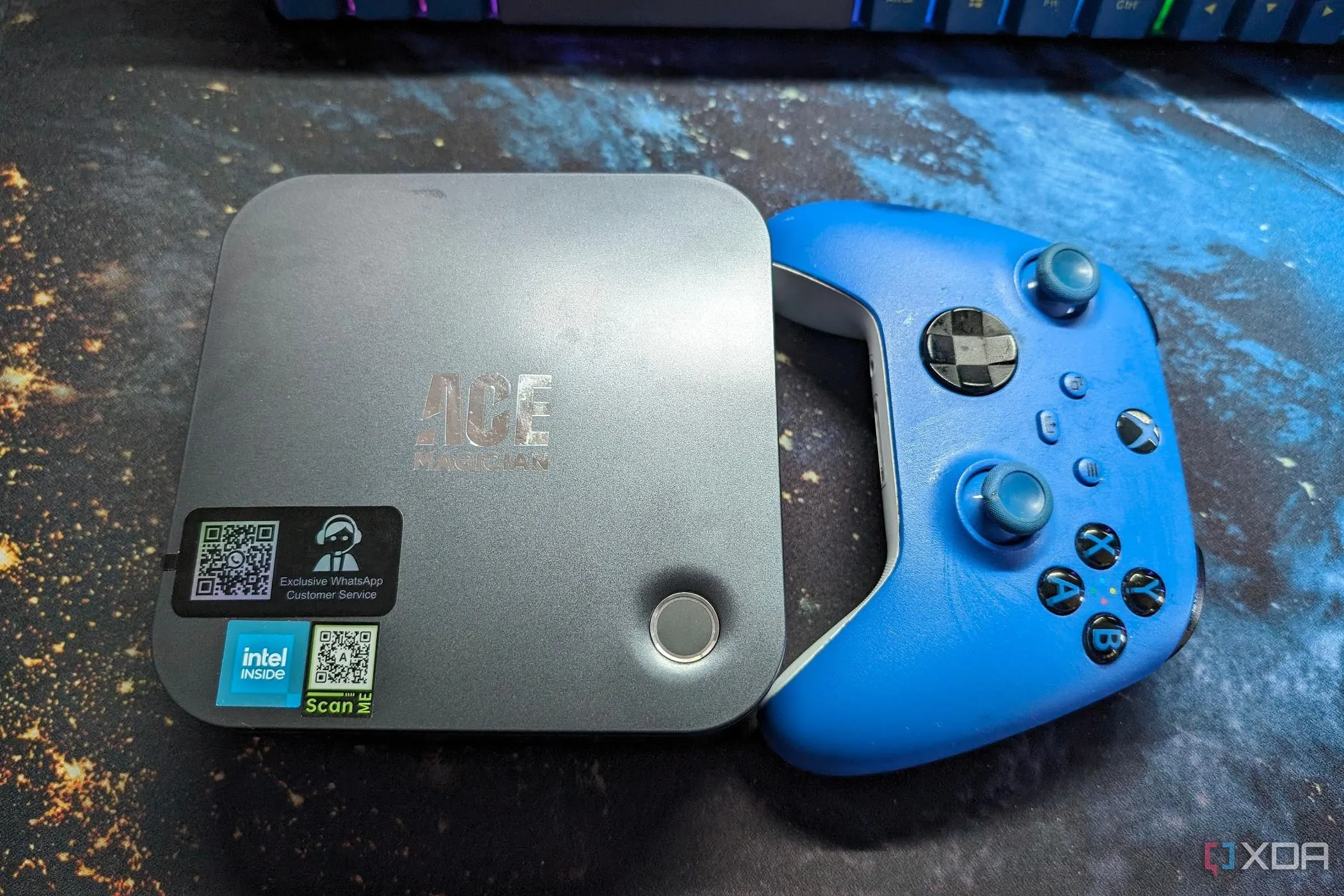 So sánh kích thước máy tính mini Intel với tay cầm Xbox, cho thấy sự nhỏ gọn tiện lợi khi di chuyển